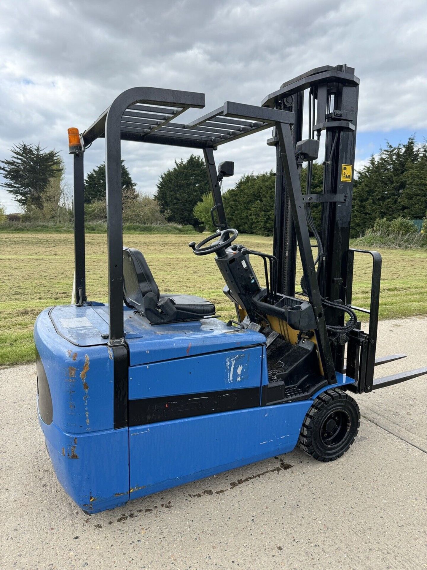 CATERPILLAR, 2 Tonne Electric Forklift Truck - Image 2 of 7