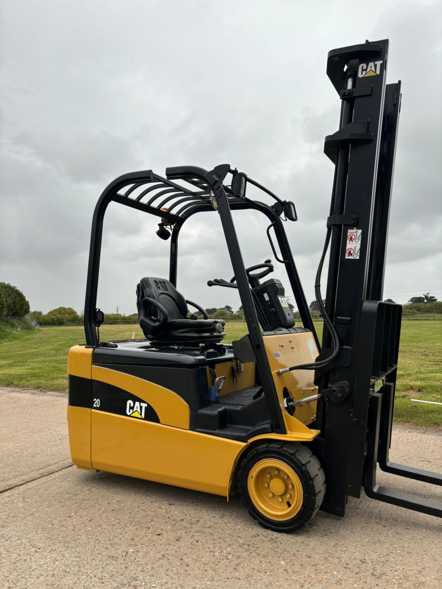 2011, CATERPILLAR - Electric Forklift Truck - Image 4 of 8