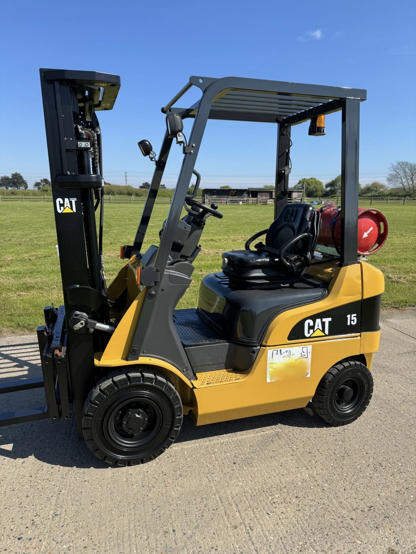 2016, CATERPILLAR - 1.5 Tonne Gas Forklift (Container / Triple Mast) - 3400 Hours - Image 2 of 7
