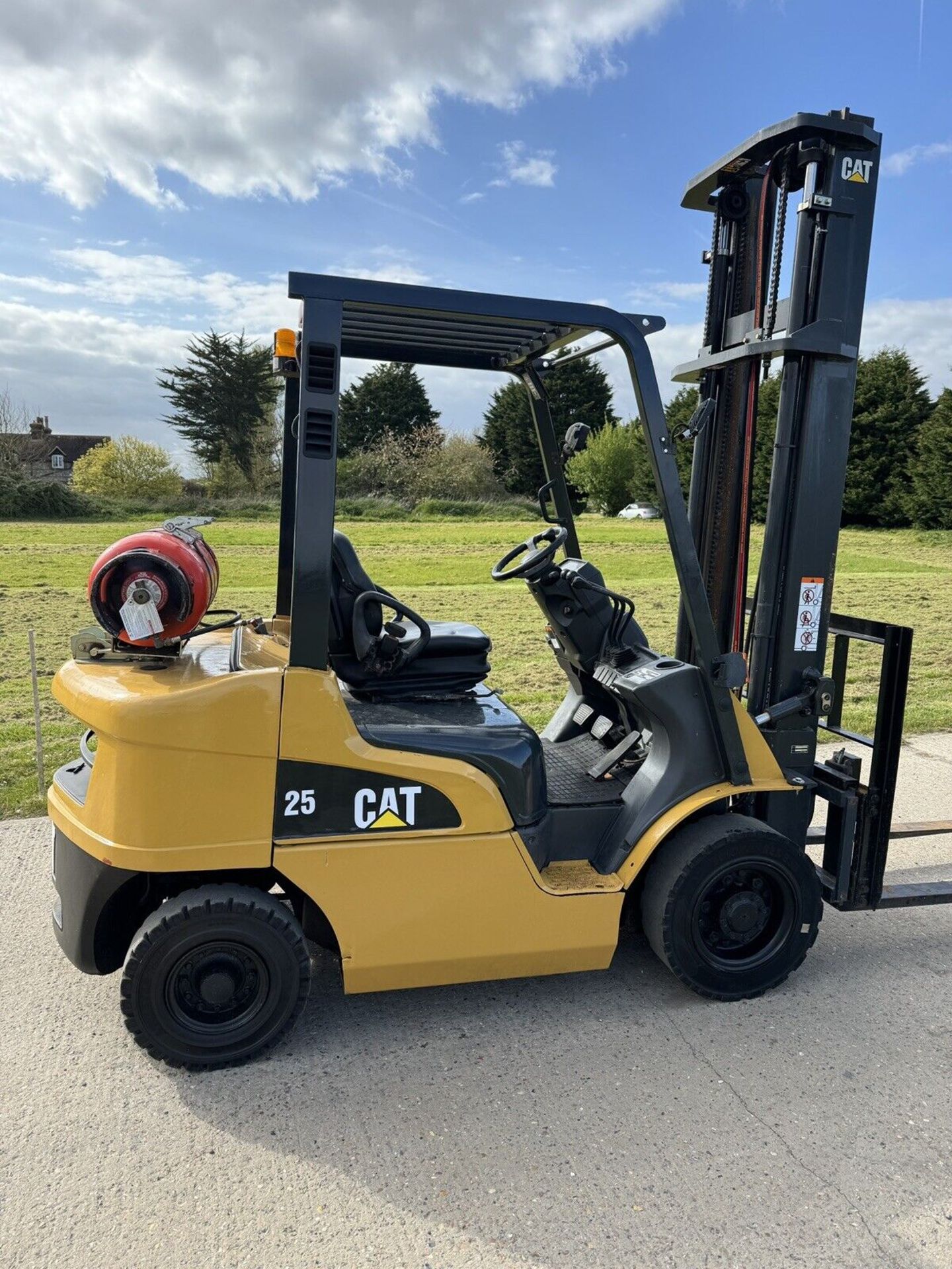 2015, CATERPILLAR - 2.5 Tonne Gas Forklift With Side Shift - Image 2 of 6