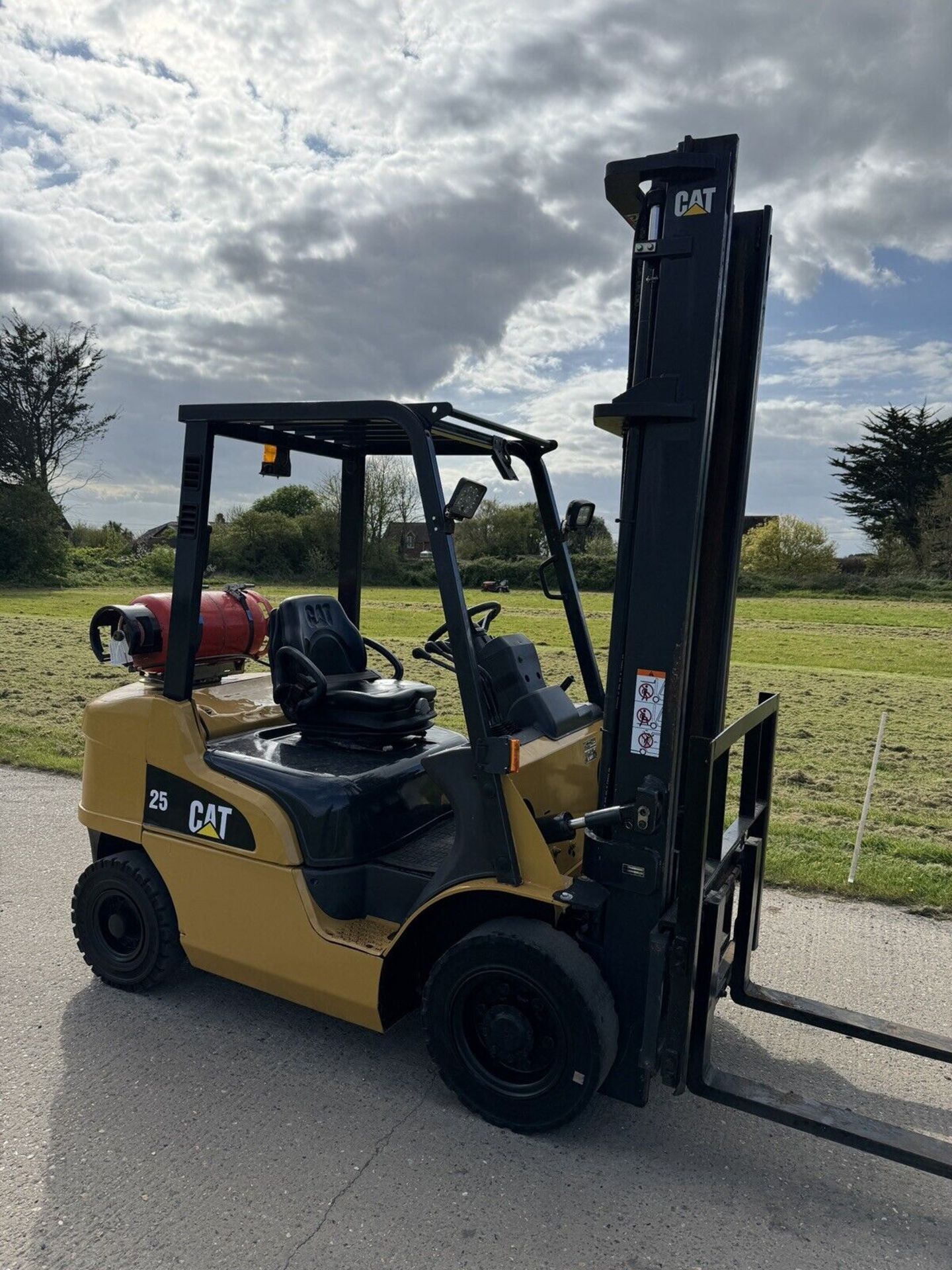 2015, CATERPILLAR - 2.5 Tonne Gas Forklift With Side Shift - Image 6 of 6