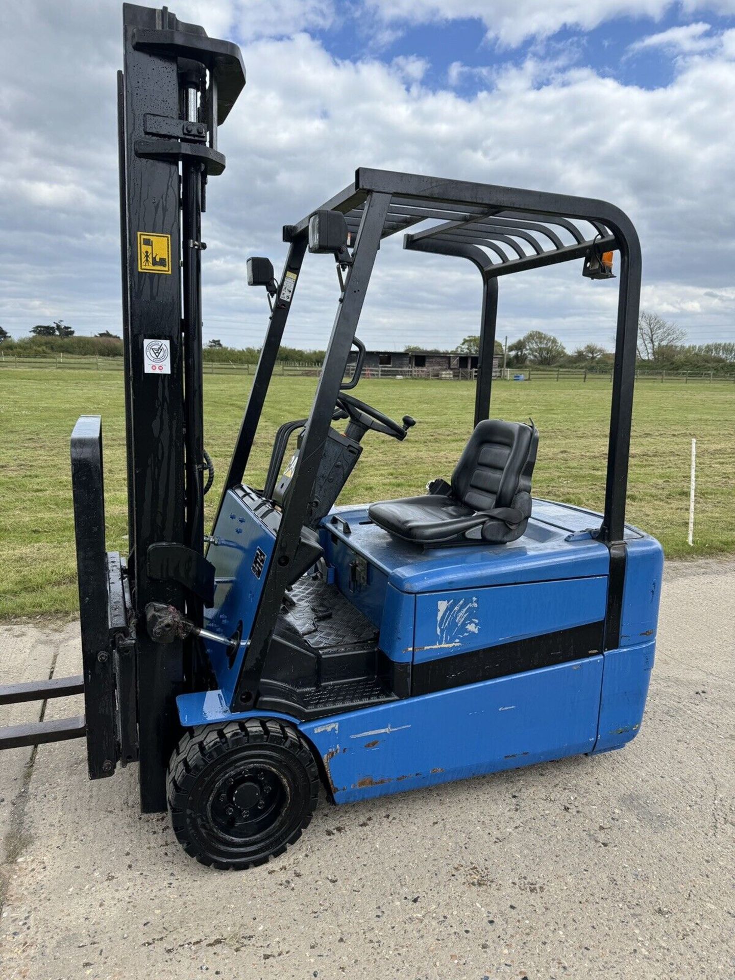 CATERPILLAR, 2 Tonne Electric Forklift Truck - Bild 7 aus 7