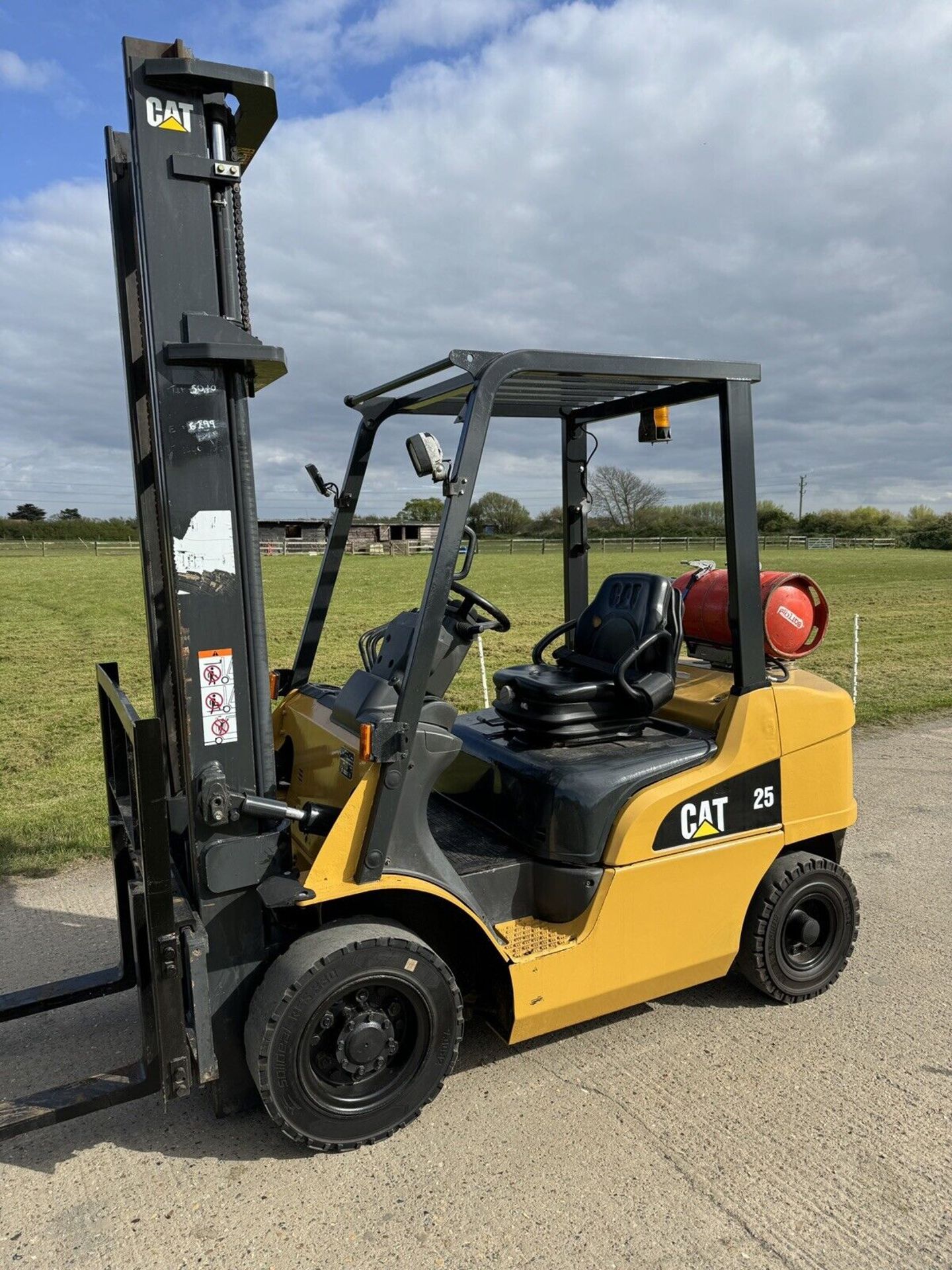 2015, CATERPILLAR - 2.5 Tonne Gas Forklift With Side Shift