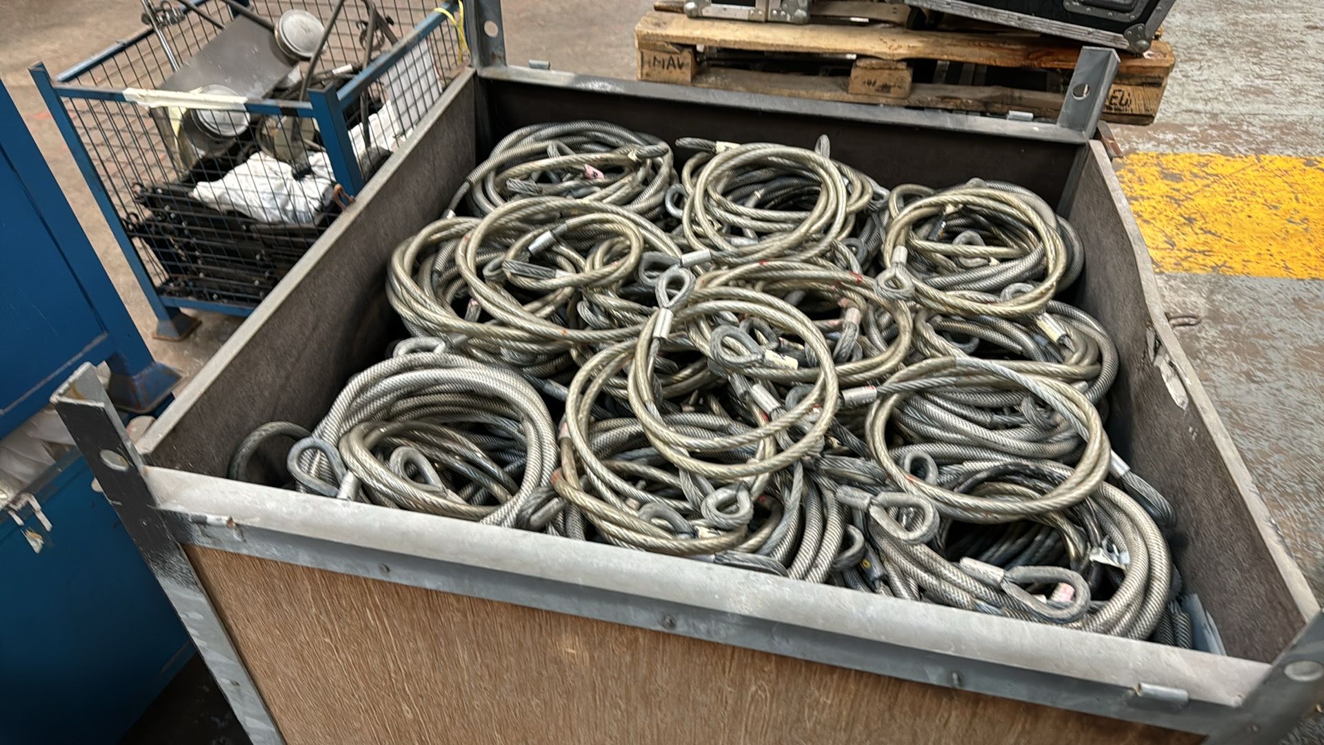 Crate, full of industrial rigging wire - Image 2 of 10