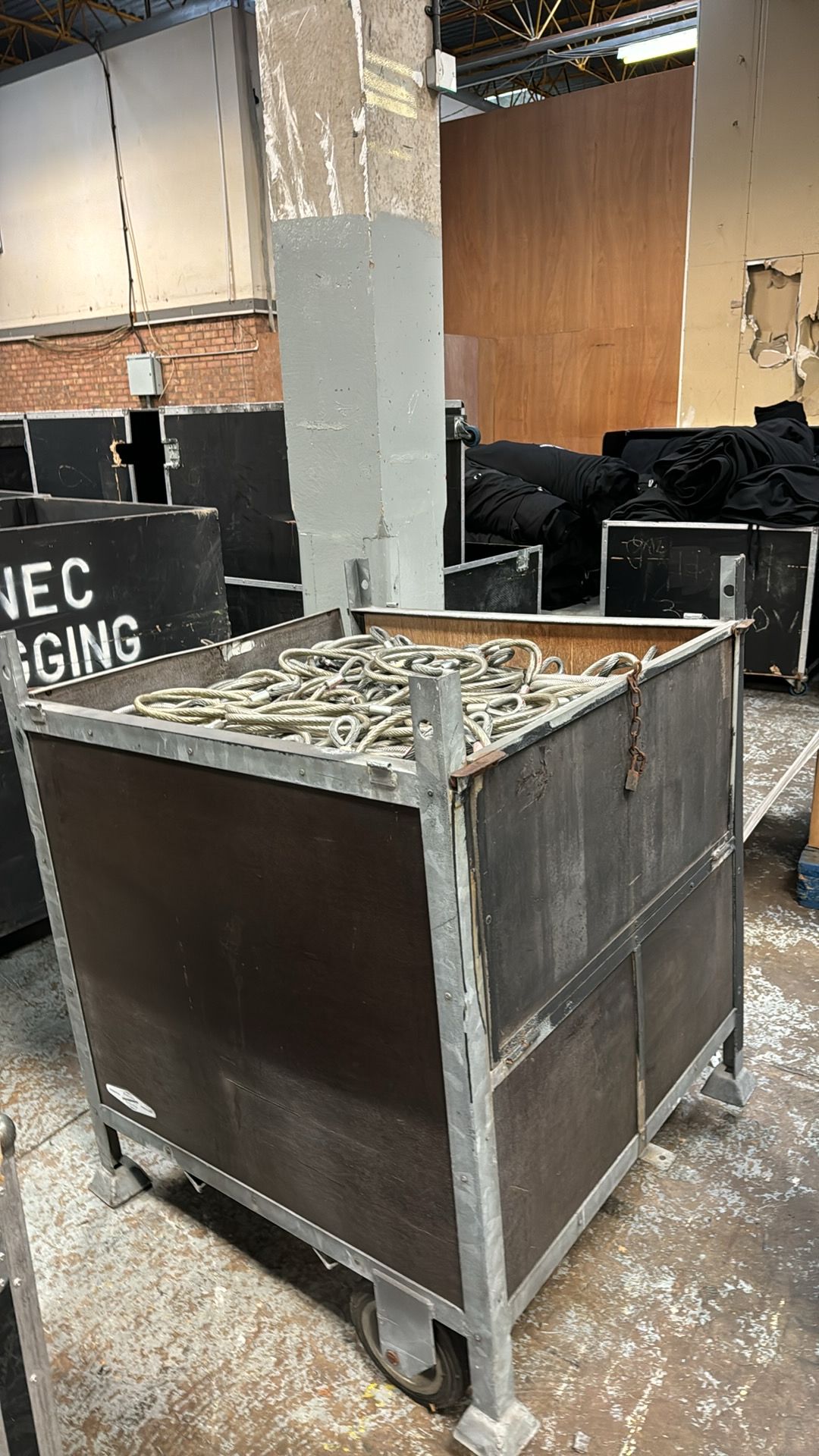 Crate, full of industrial rigging wire - Image 9 of 10