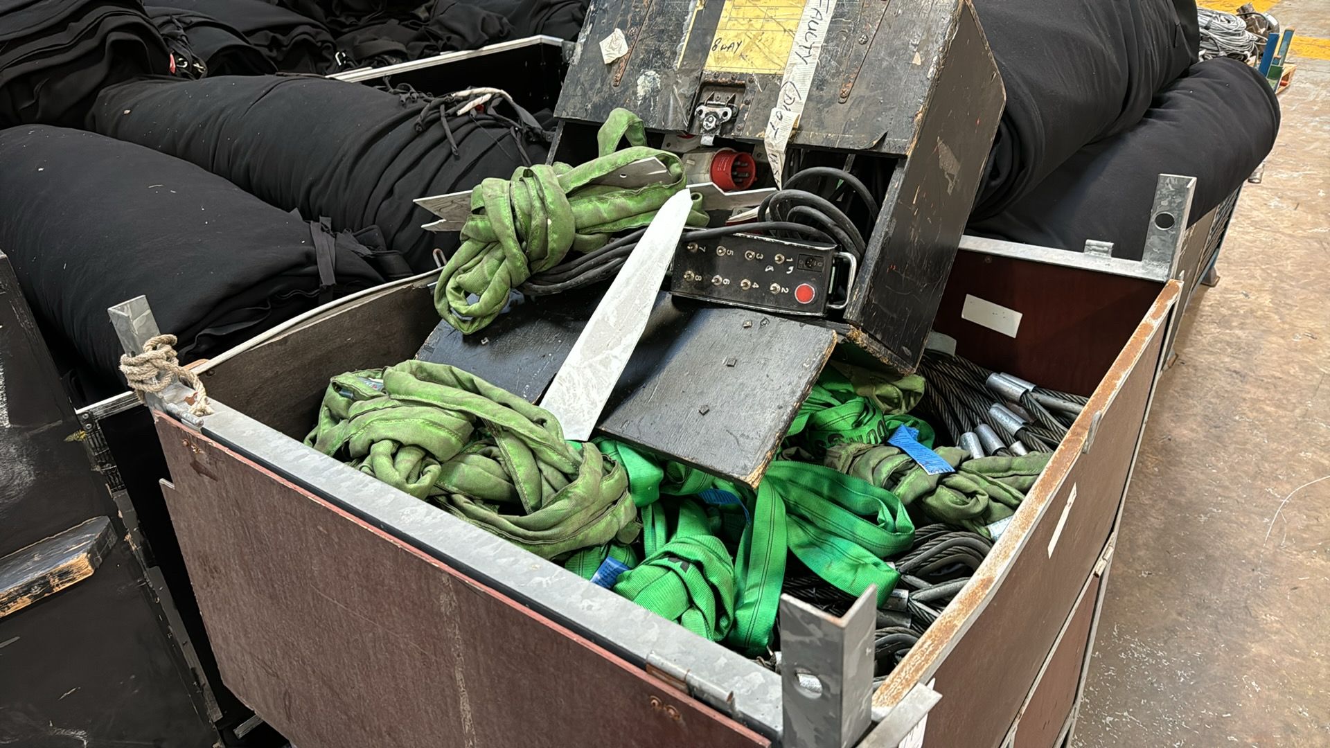 Large container, full of industrial rigging belts - Image 4 of 7