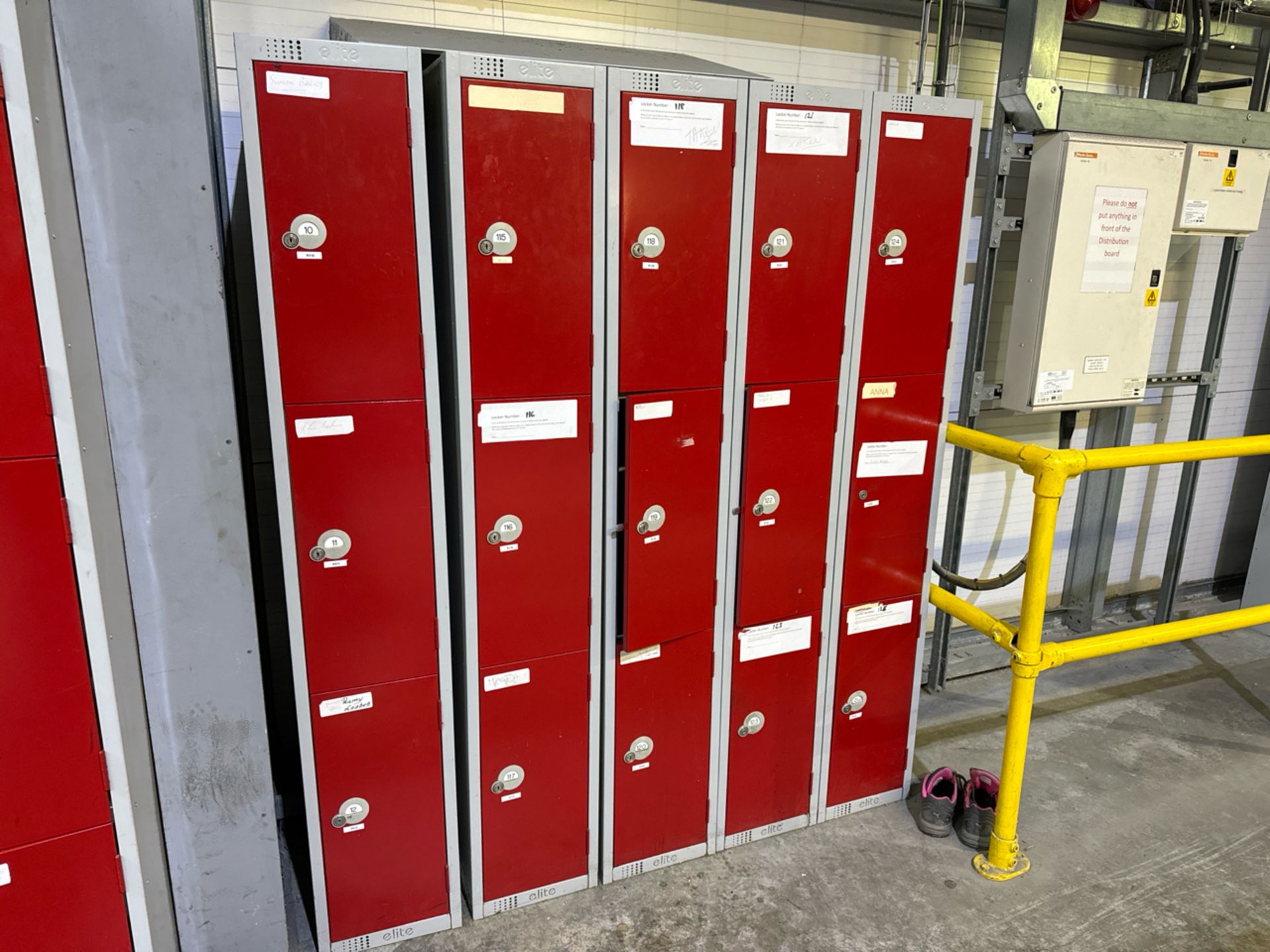 A Run Of 5 Sets Of Lockers - Bild 2 aus 4