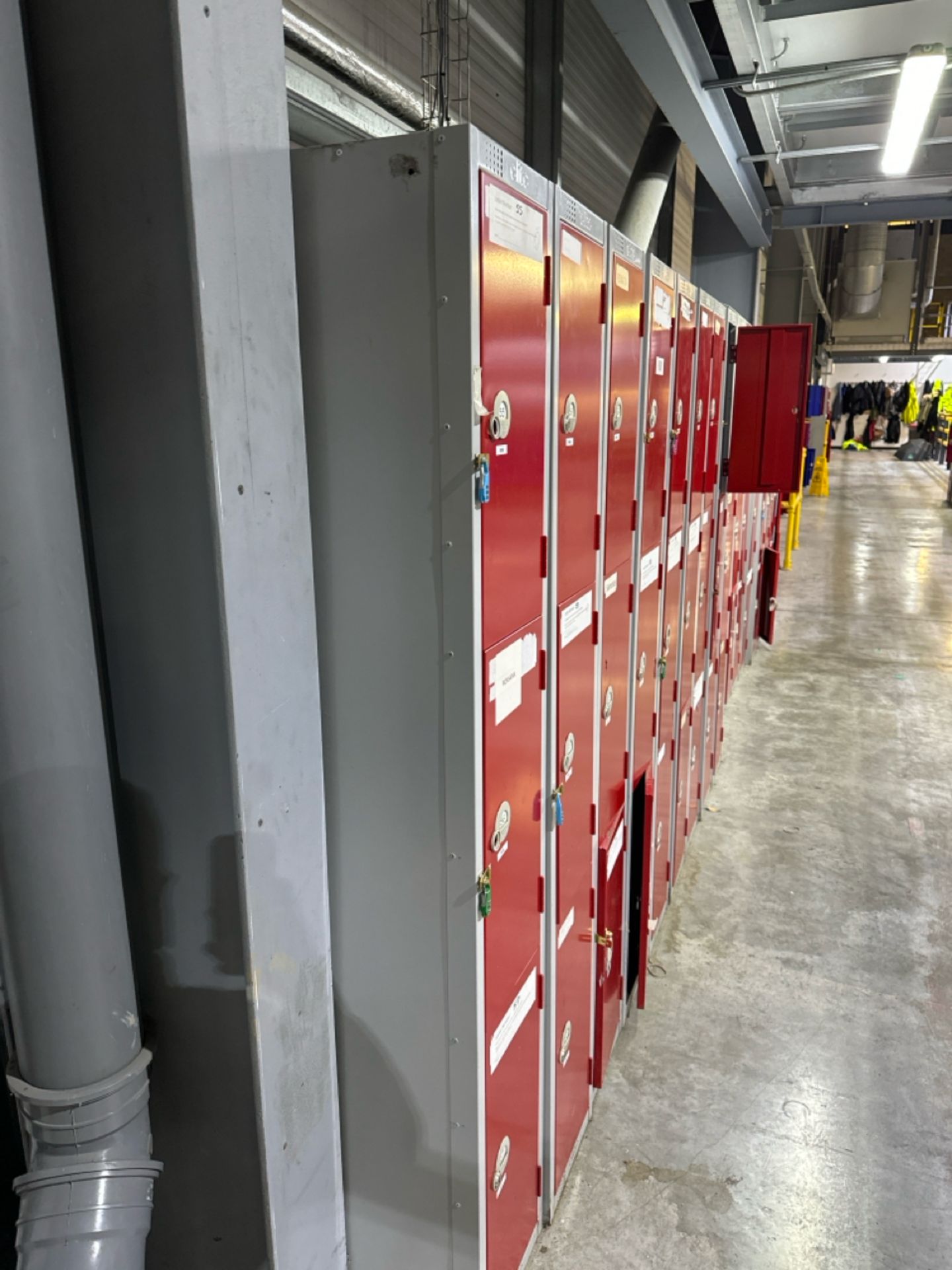 A Run Of 19 Sets Of Lockers - Bild 6 aus 6