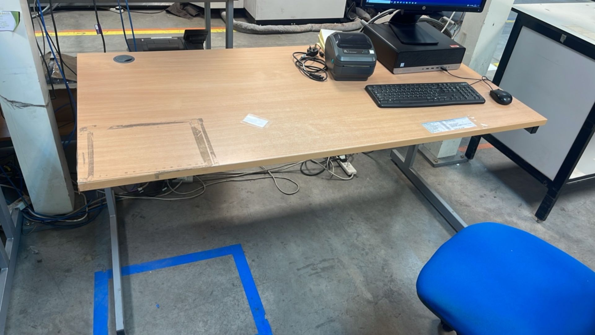 Pair Of Office Desks & Chairs - Bild 2 aus 5