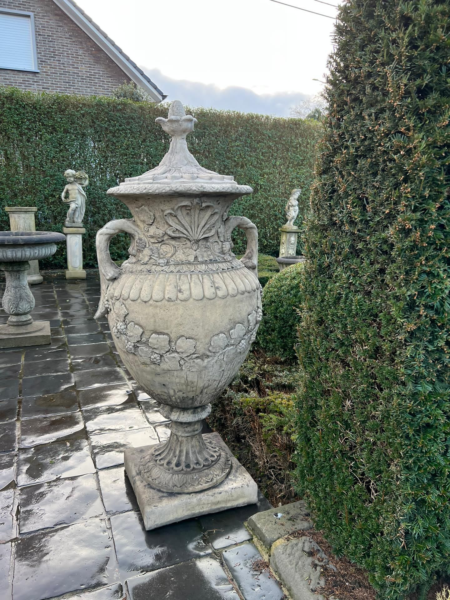 Matching Pair Classical Stone Composite 5Ft Tall Ornate Urns With Handles And Lid In Antique Finish - Bild 3 aus 3