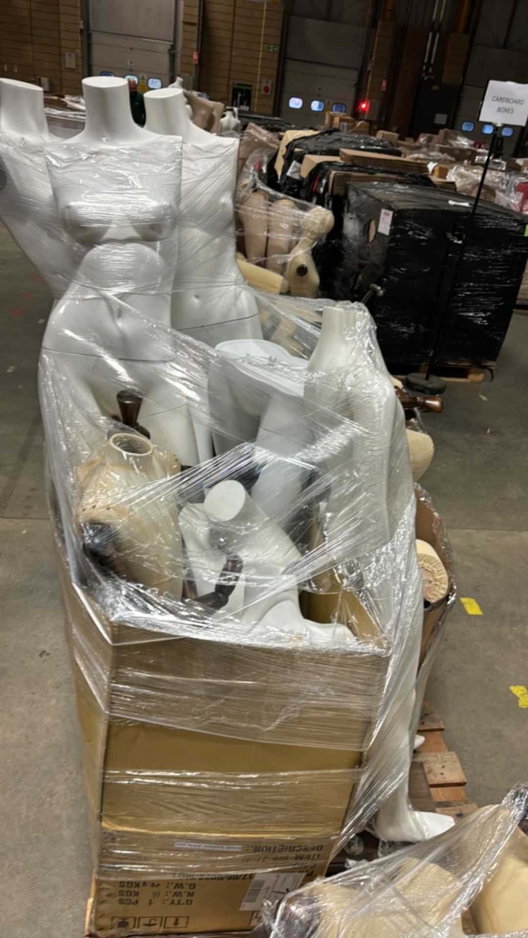 Pallet Of Mannequins - Bild 2 aus 3