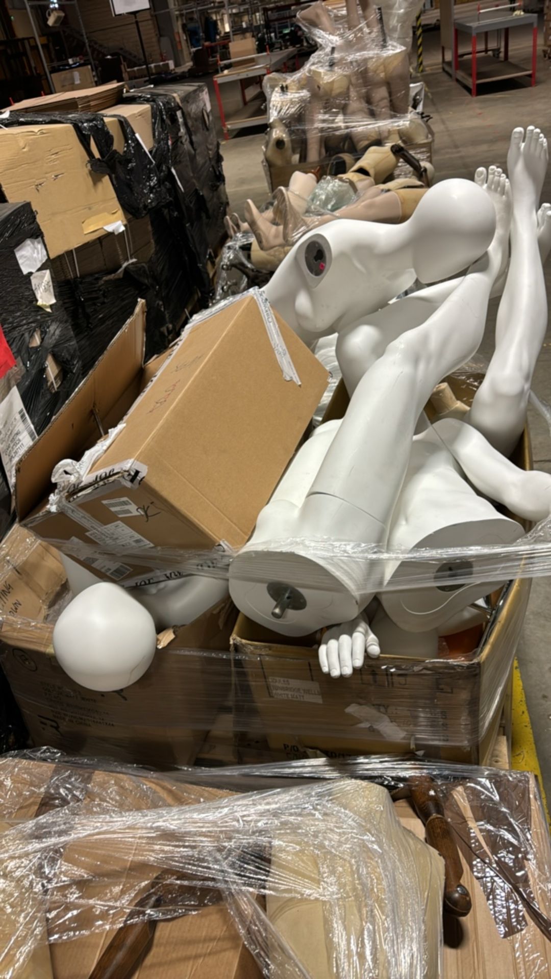 Pallet of Mannequin Parts - Bild 3 aus 3