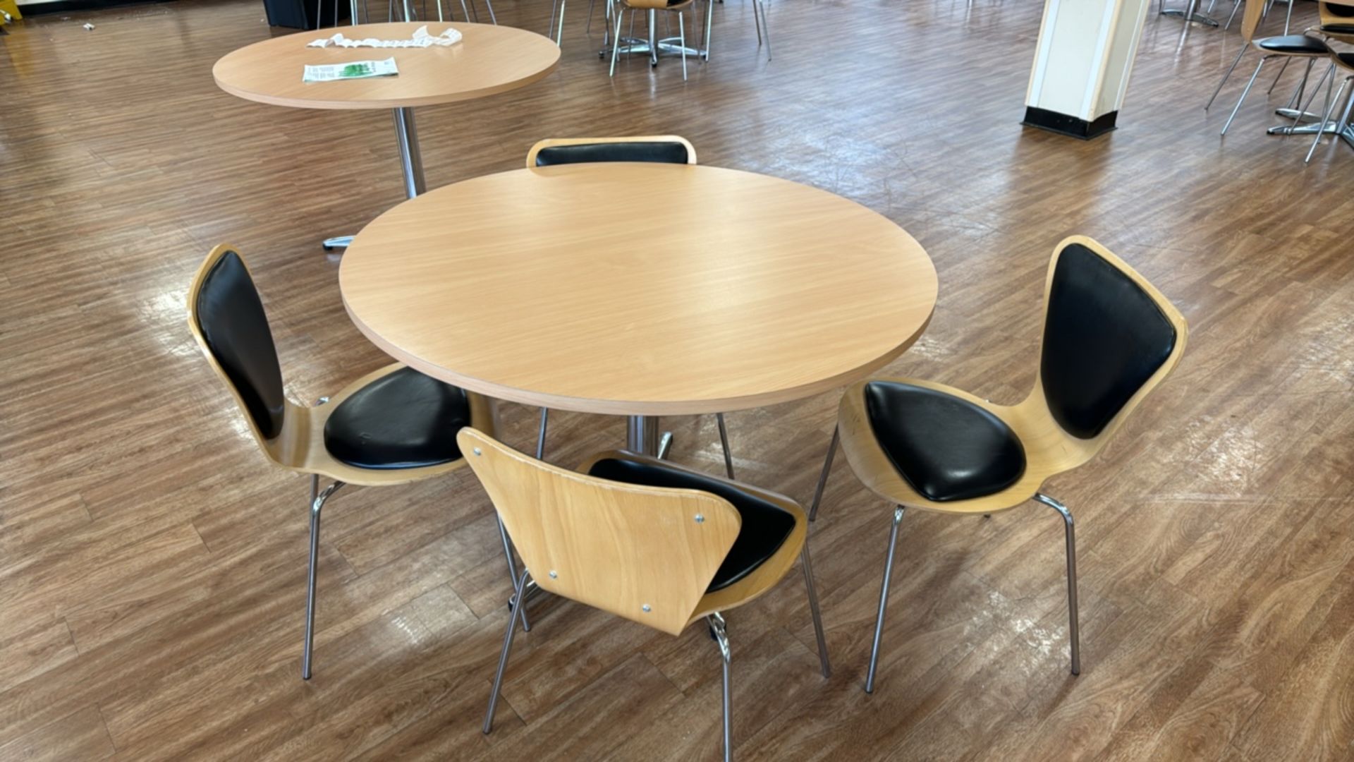 Round Cafeteria Table & Chairs x4 - Image 2 of 3