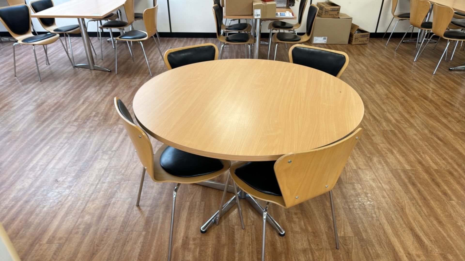 Round Cafeteria Table & Chairs x4 - Image 2 of 3