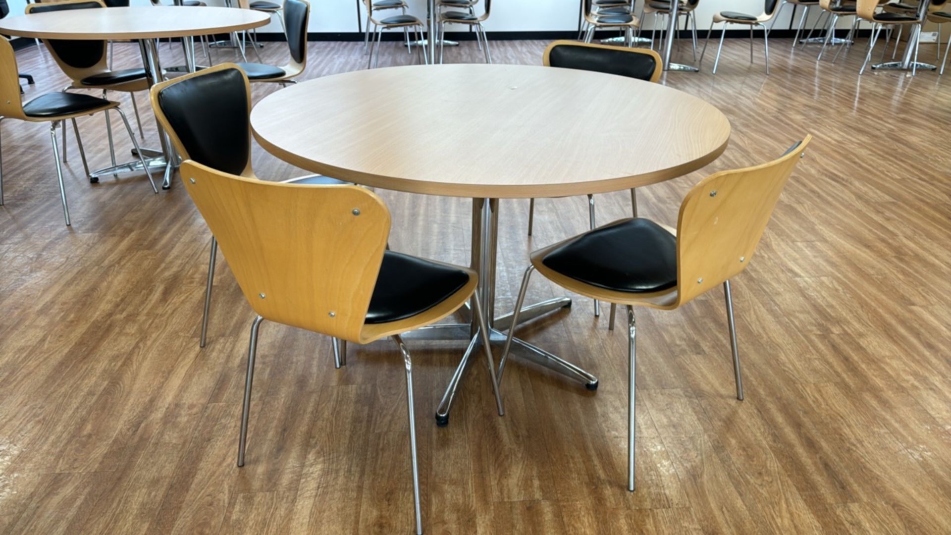 Round Cafeteria Table & Chairs x4 - Image 3 of 3