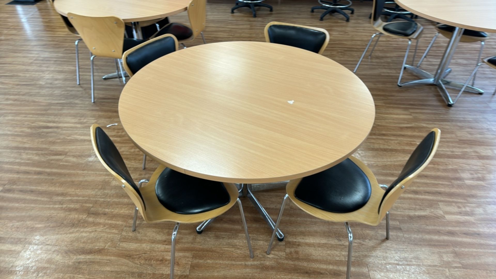 Round Cafeteria Table & Chairs x4 - Image 2 of 3