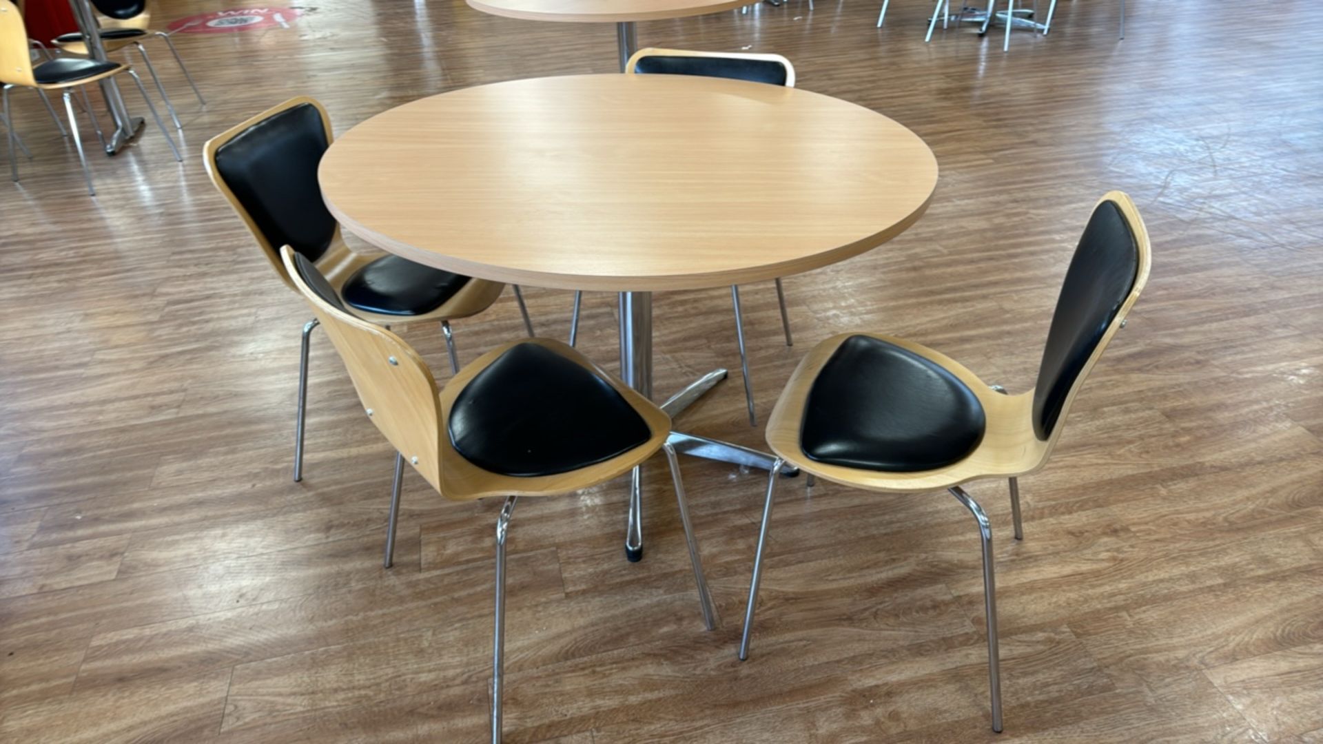 Round Cafeteria Table & Chairs x4 - Image 3 of 3