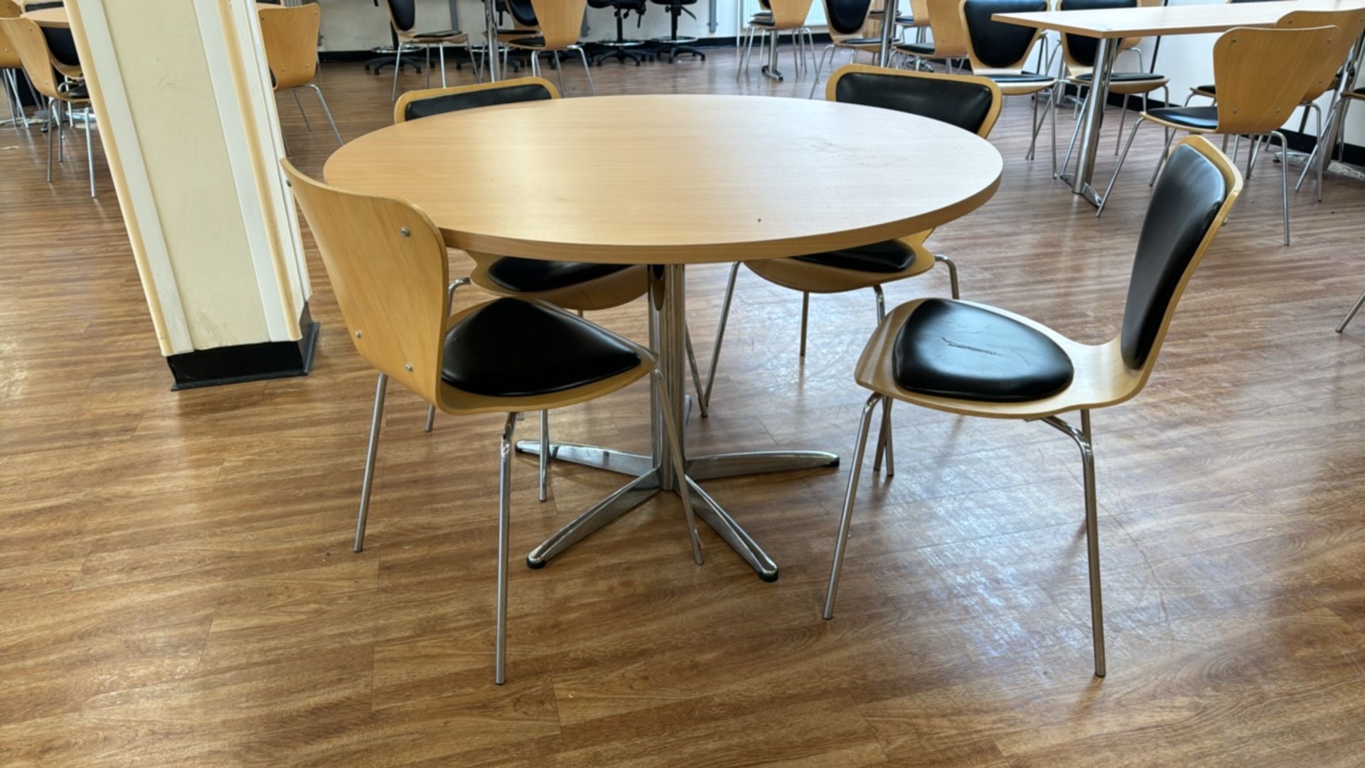 Round Cafeteria Table & Chairs x4 - Image 3 of 3