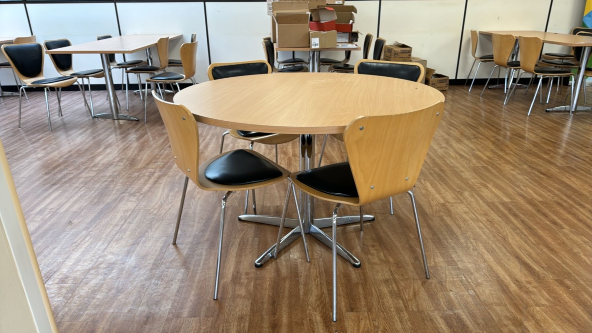 Round Cafeteria Table & Chairs x4
