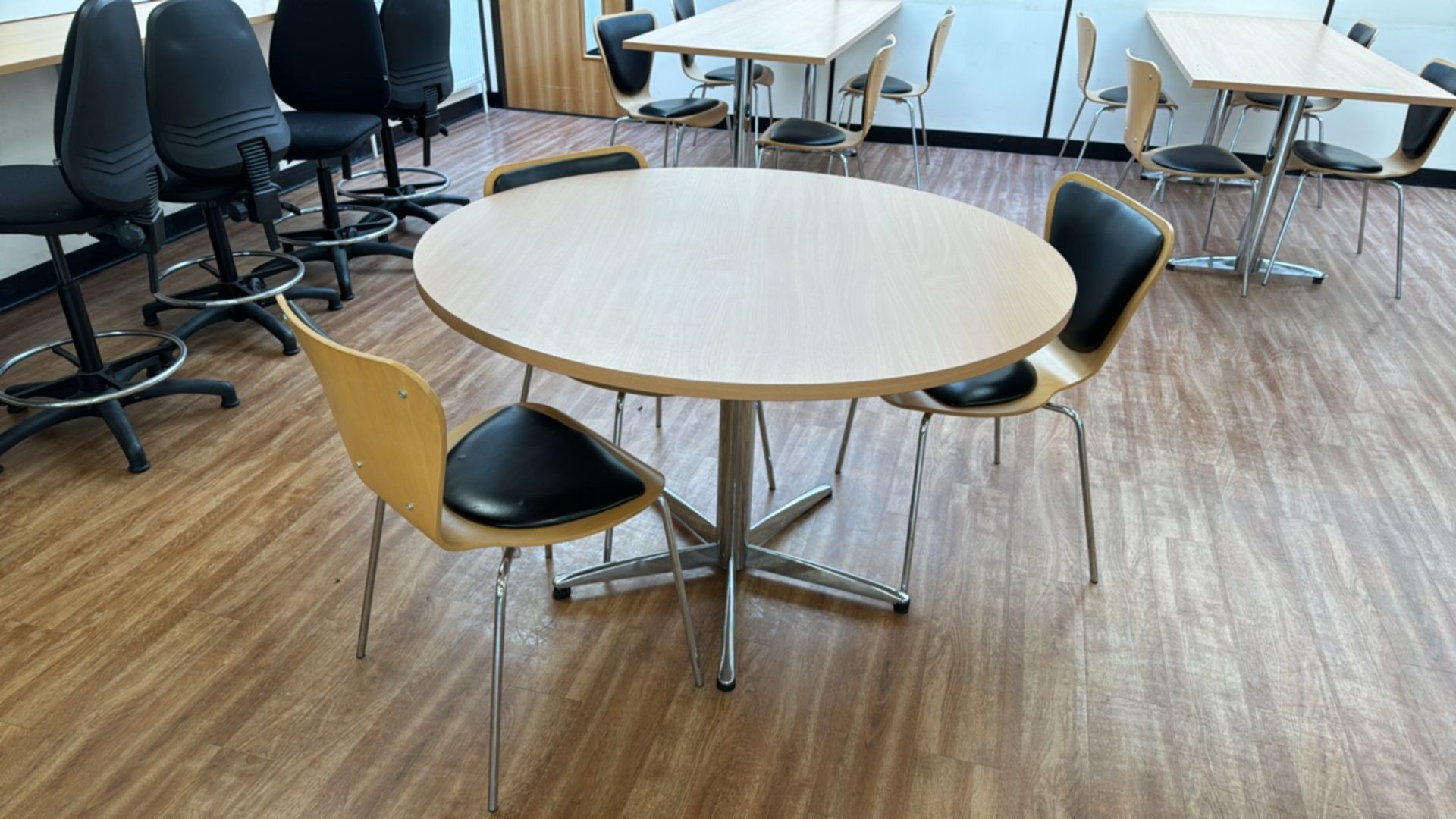 Round Cafeteria Table & Chairs x3 - Image 2 of 2