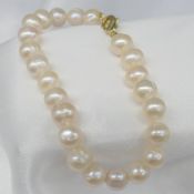 White cultured pearl bracelet with lobster claw clasp