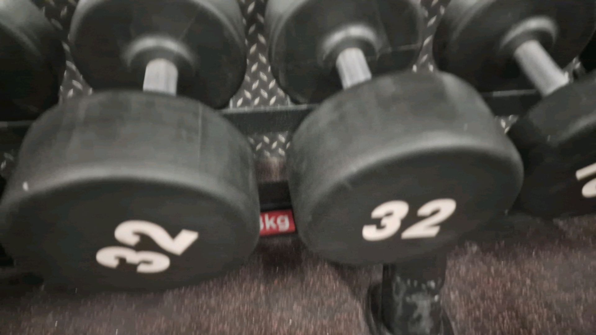 26kg, 28kg, 30kg, 32kg Dumbells - Image 4 of 4