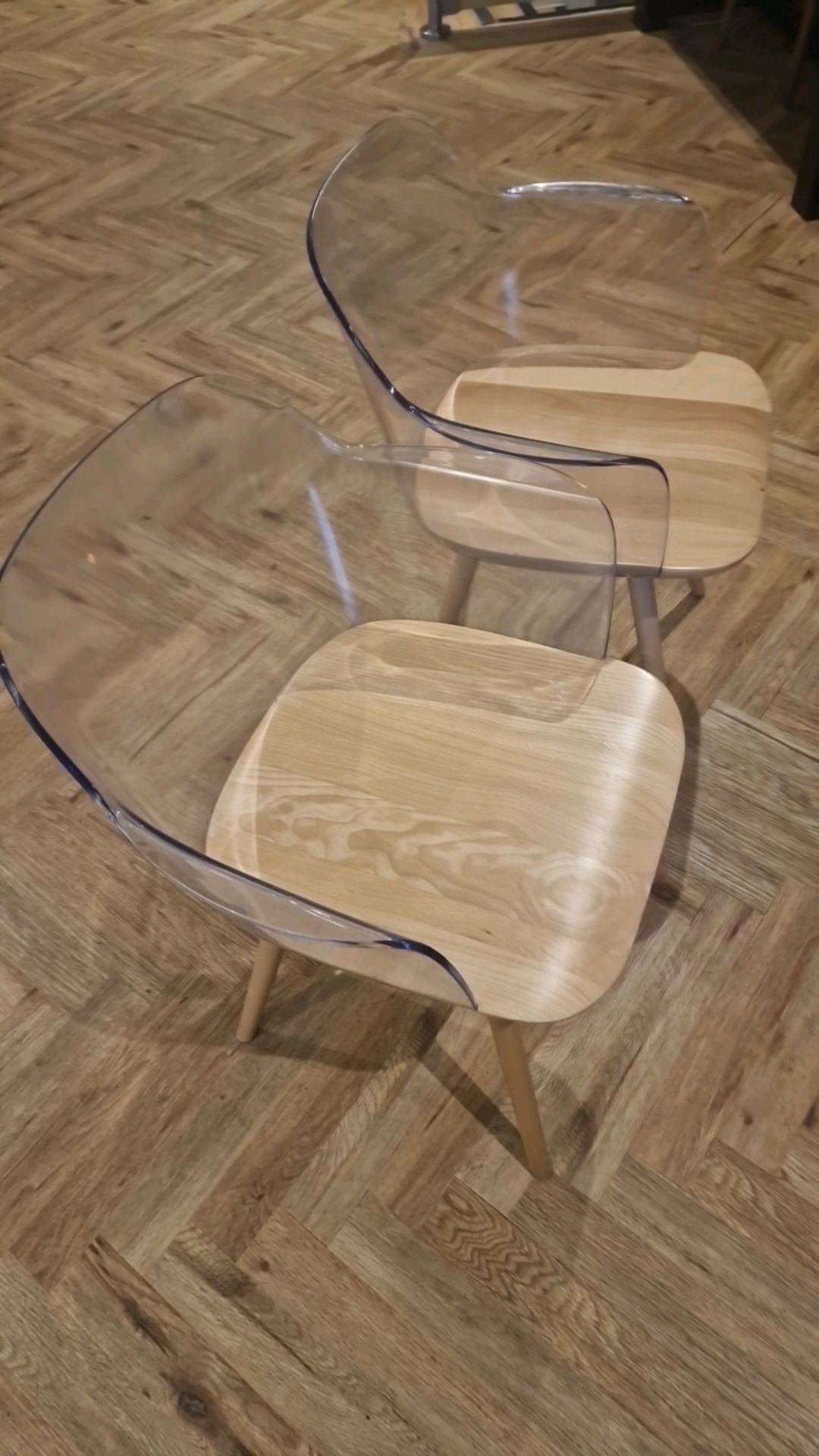 Plastic & Wooden Chairs x2 - Bild 3 aus 4
