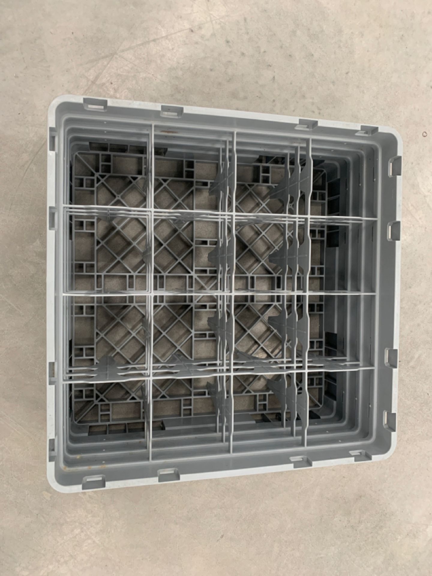 Cambro Camrack Glass Rack 16 Compartments Max Glass Height 174mm - Image 2 of 3