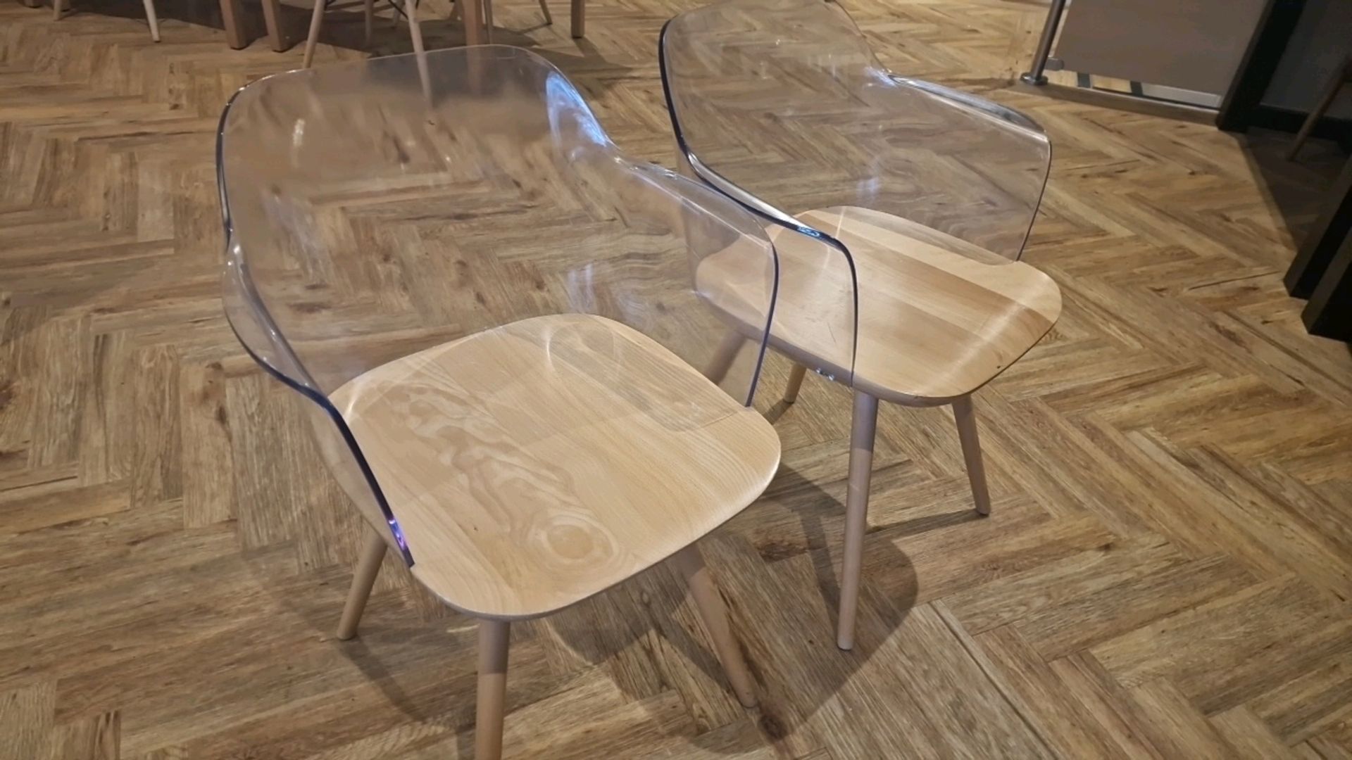 Plastic & Wooden Chairs x2 - Bild 2 aus 4