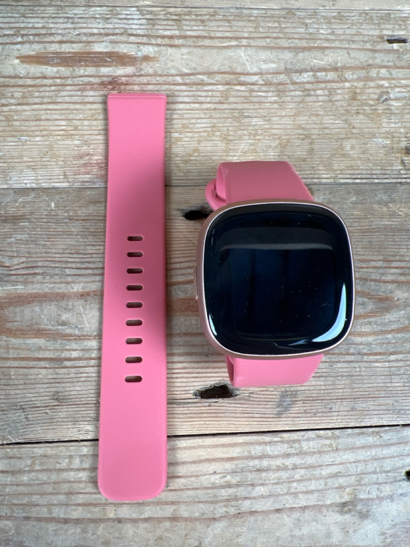 Fitbit versa 4 -pink sand - Image 3 of 4