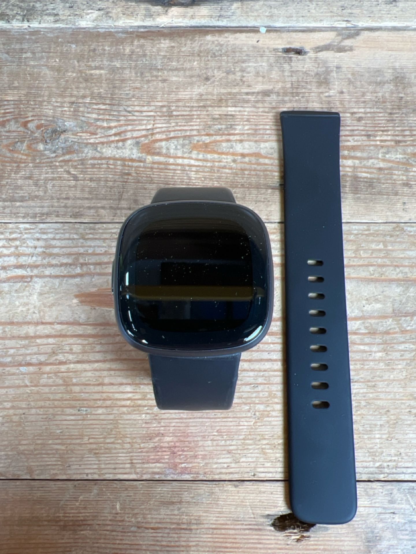Fitbit Versa 4 Black Graphite - Image 3 of 3