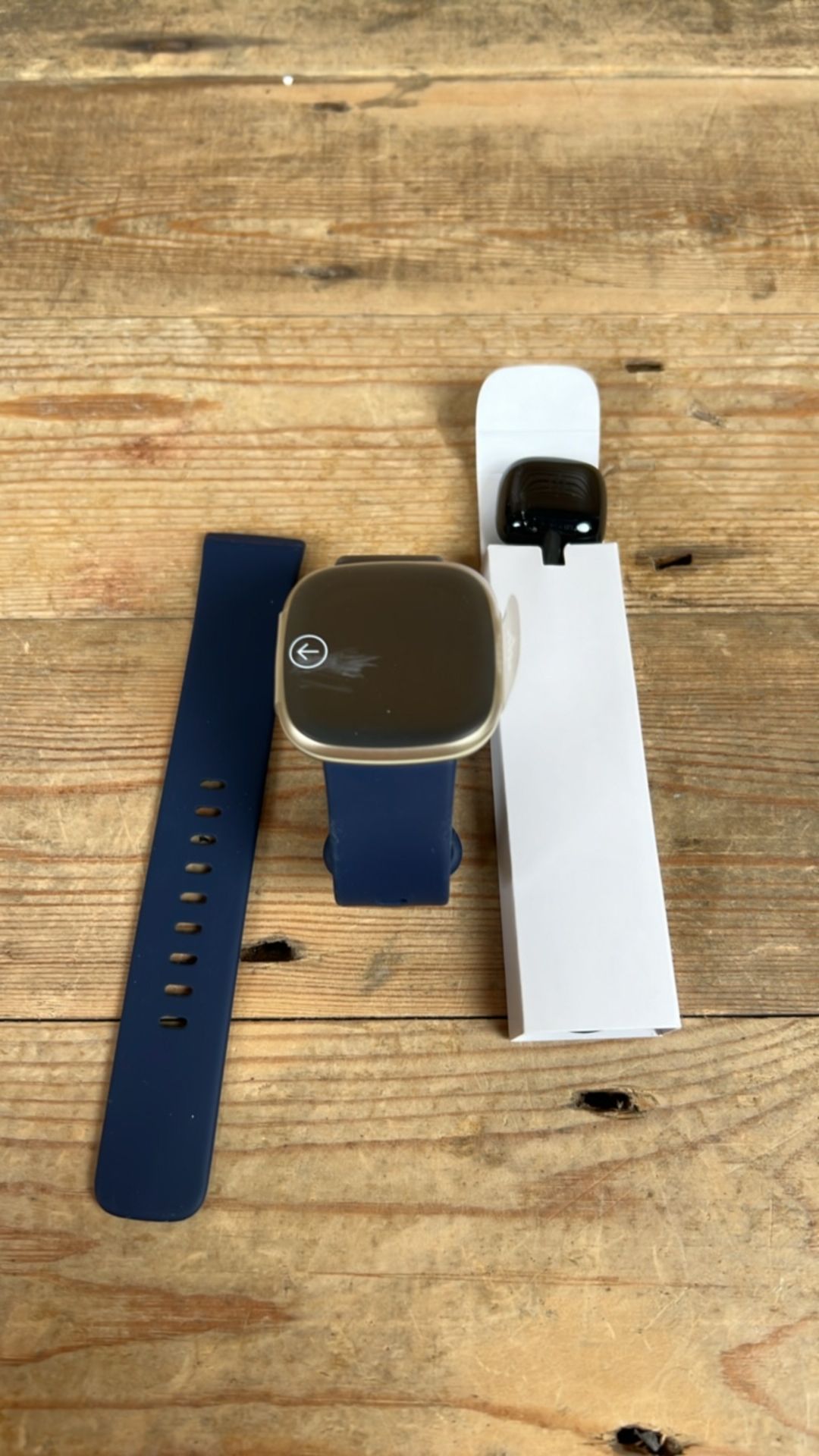 Fitbit Versa 3 Soft Gold With Midnight Blue Band - Bild 2 aus 3