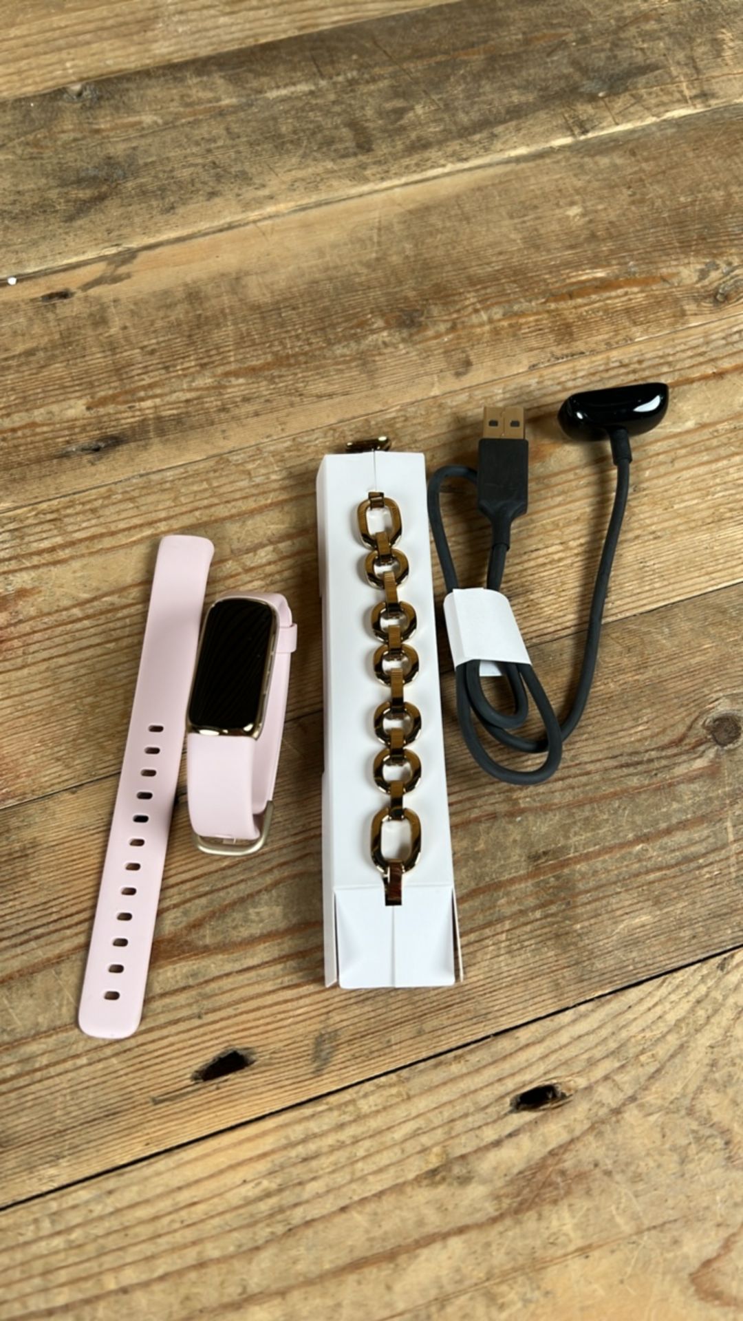 Fitbit luxe- gold - Image 2 of 4