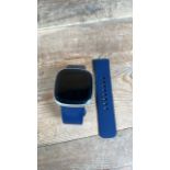 Fitbit Versa 3 Soft Gold With Midnight Blue Band