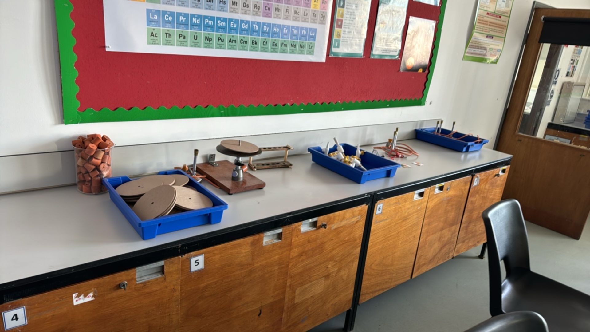 Entire Contents Of Science Room - Image 7 of 11