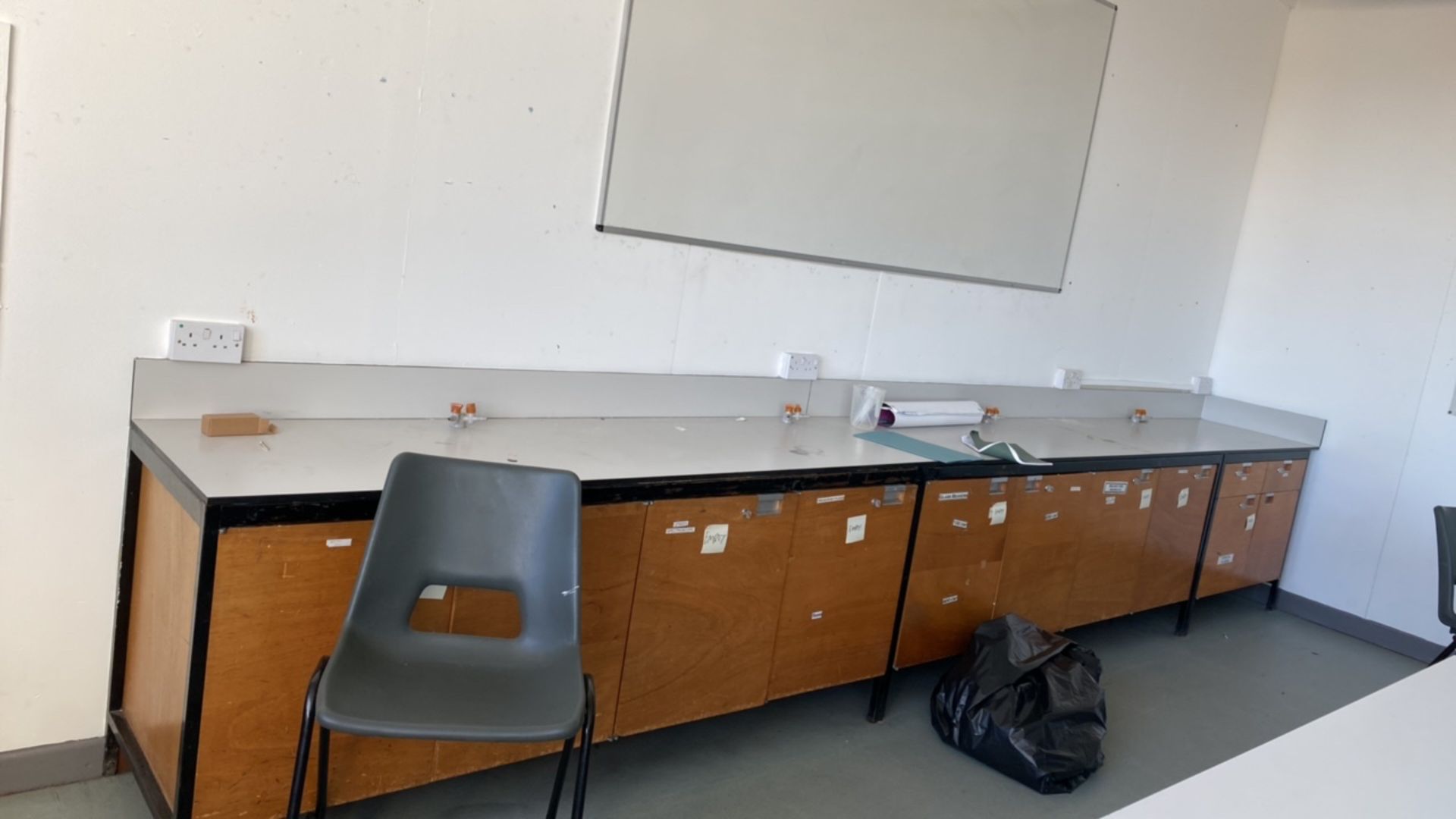 Entire Contents Of Science Room 205 - Image 7 of 10