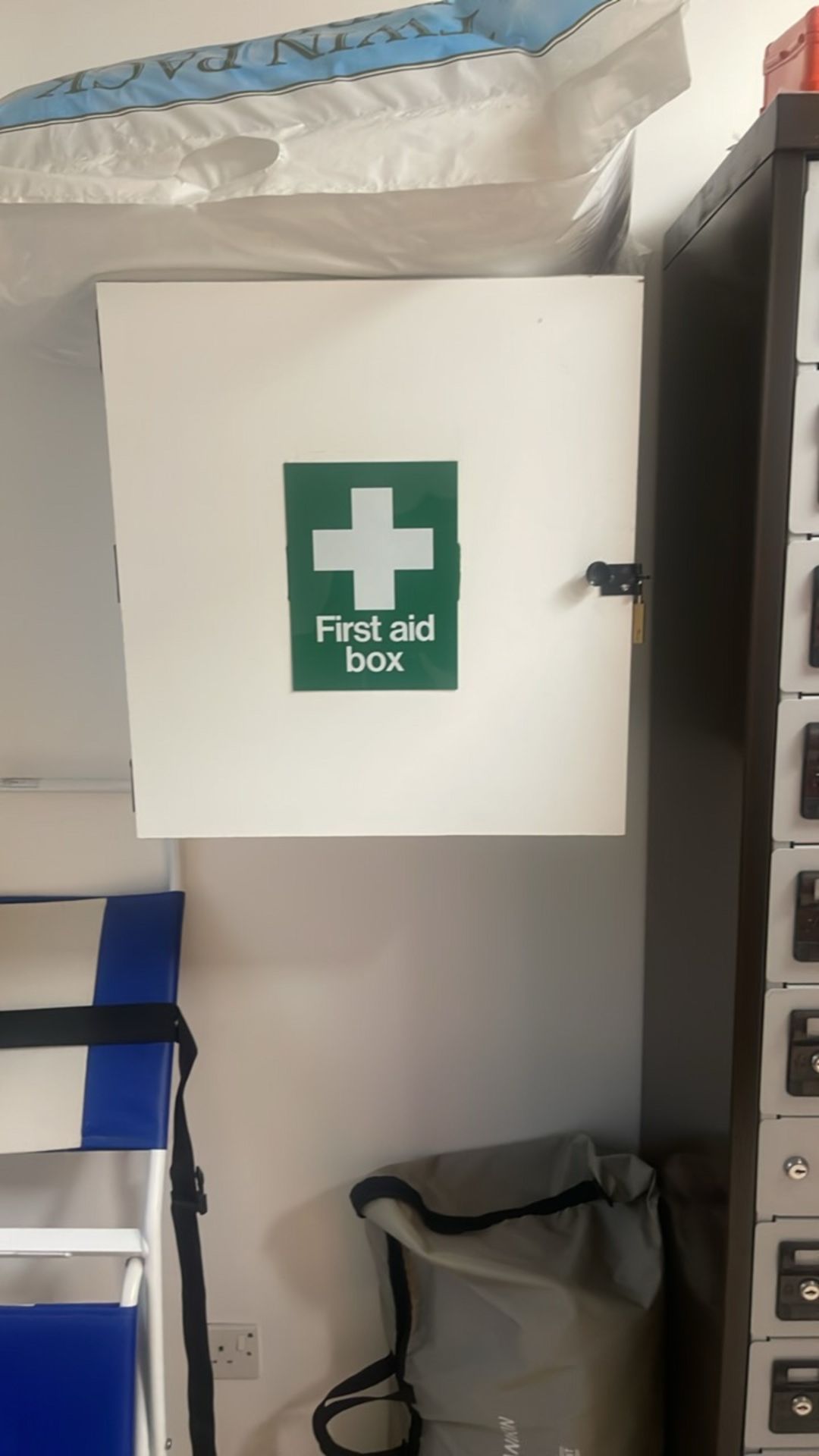 Contents Of First Aid Room - Bild 6 aus 8
