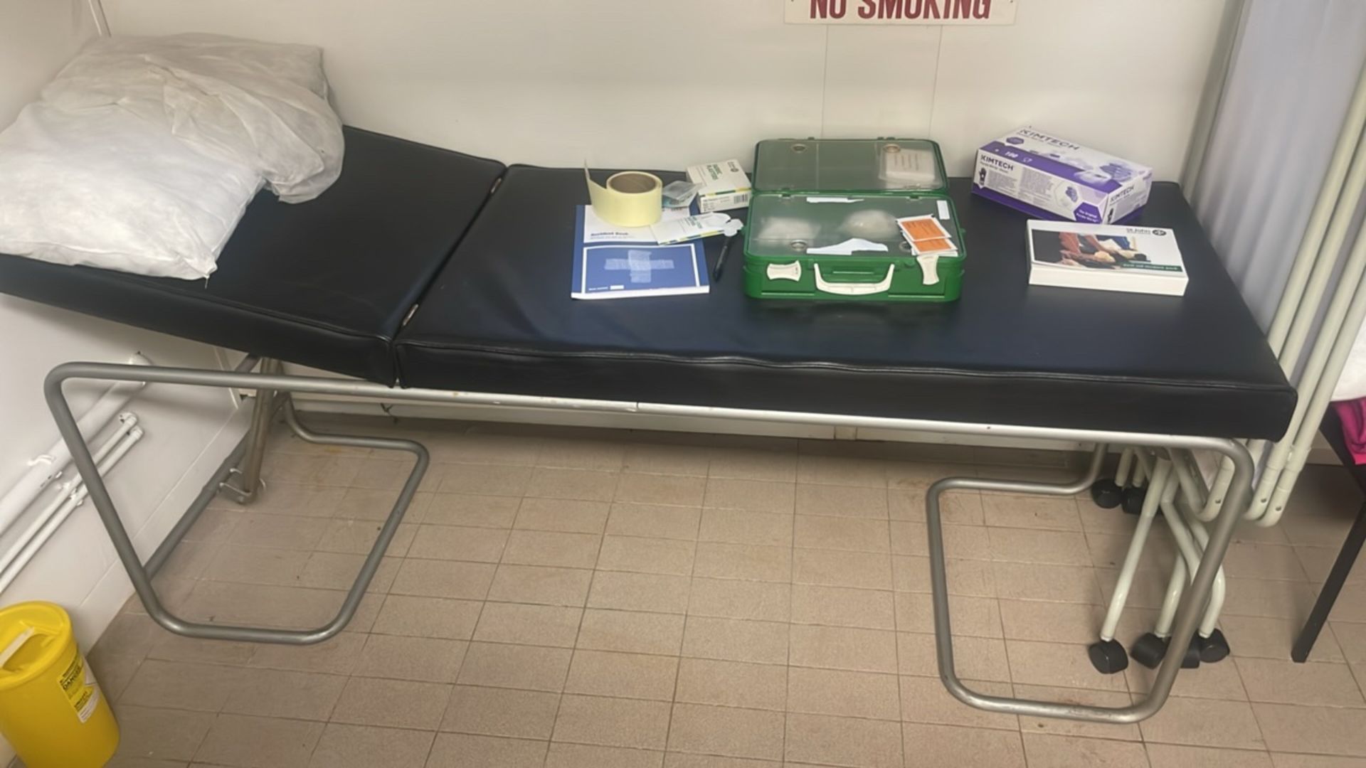 Contents Of First Aid Room - Bild 2 aus 8