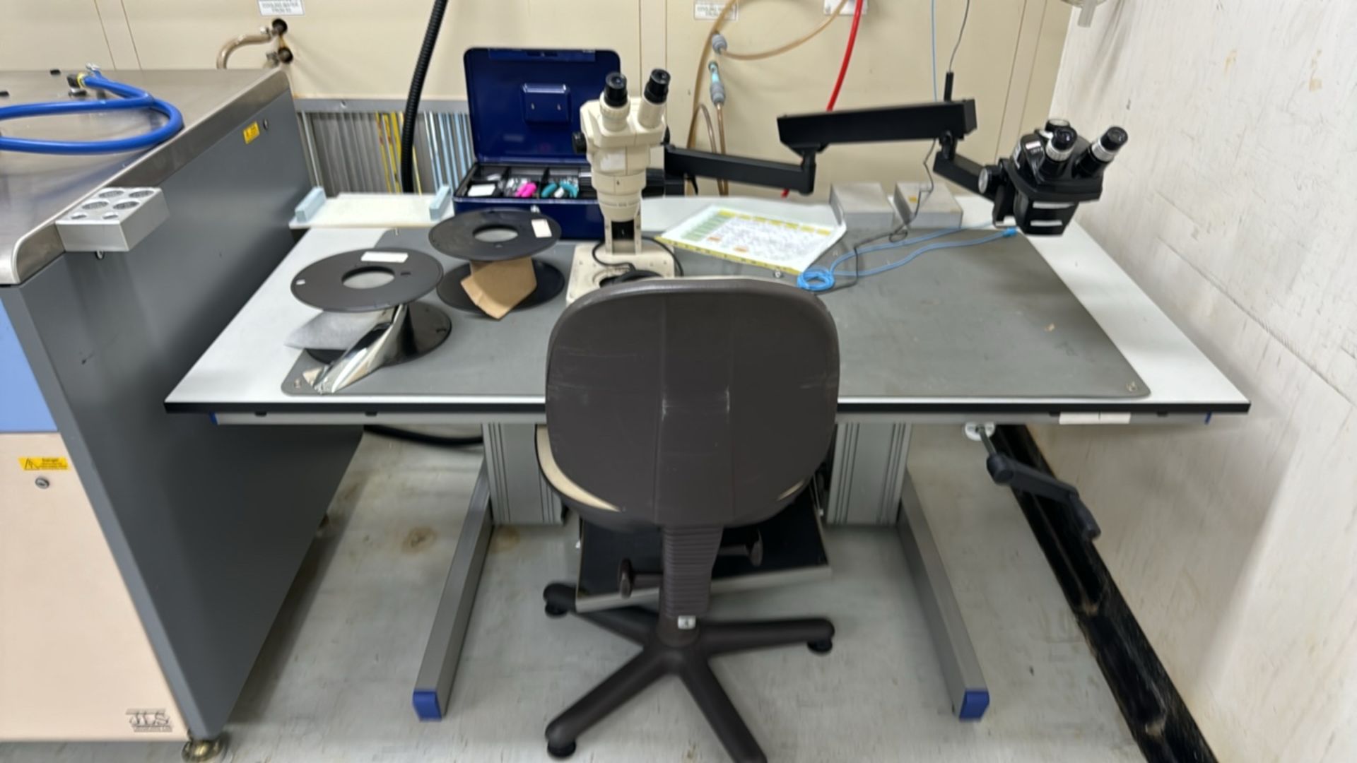 Adjustable Desk With Microscope - Bild 3 aus 4