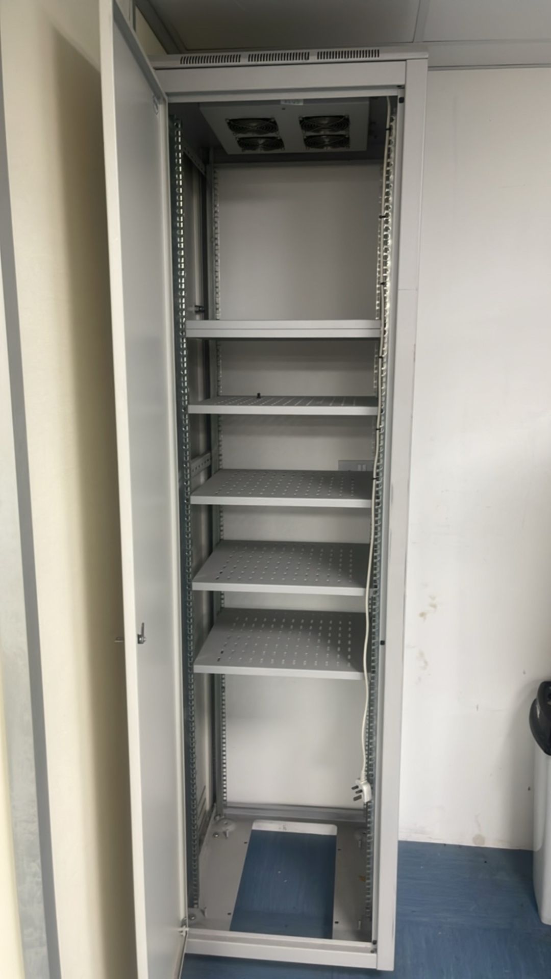 Metal Server Storage Cabinet - Image 4 of 6