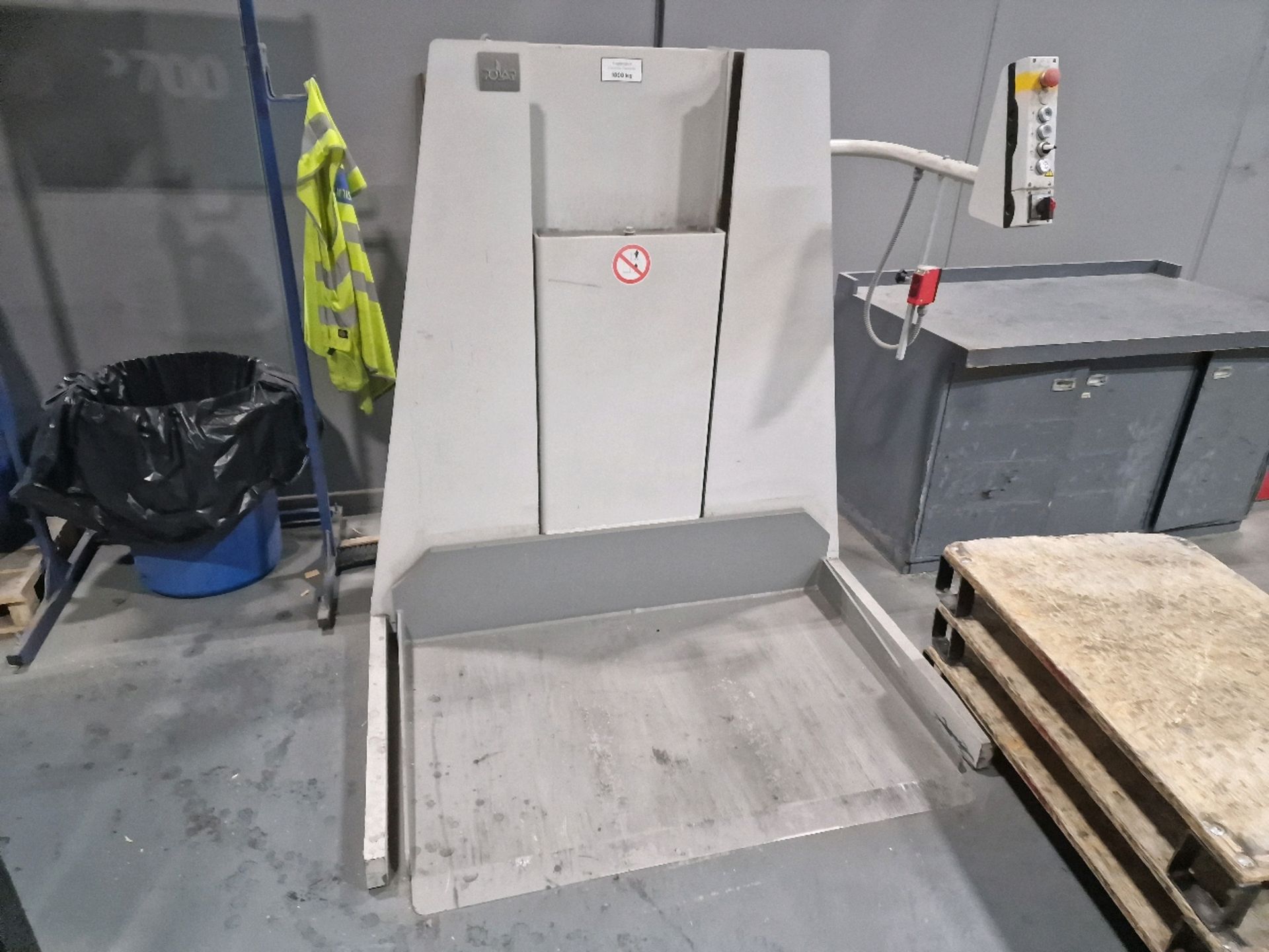 2006 Polar LW-1000-4 Paper Lift