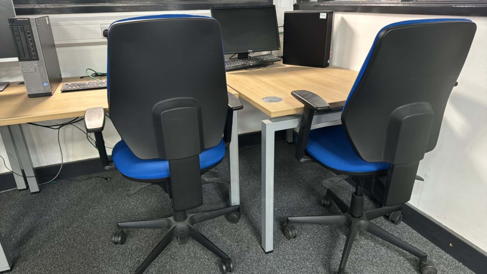 Bank Of 4 Desks & 4 Office Chairs - Image 5 of 6