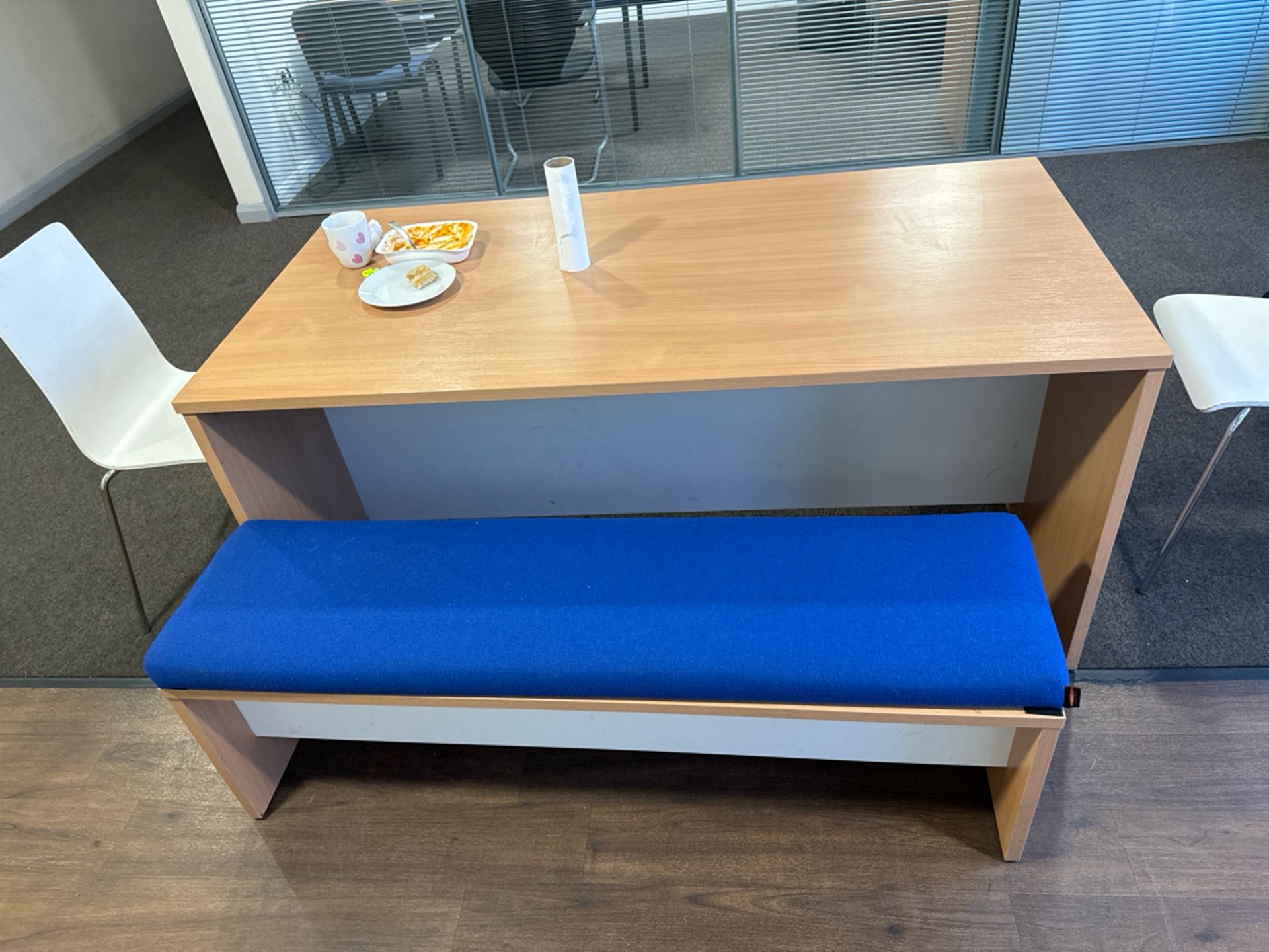 Pine Effect Table With Bench Seats x2 & White Chairs x2 - Image 2 of 5