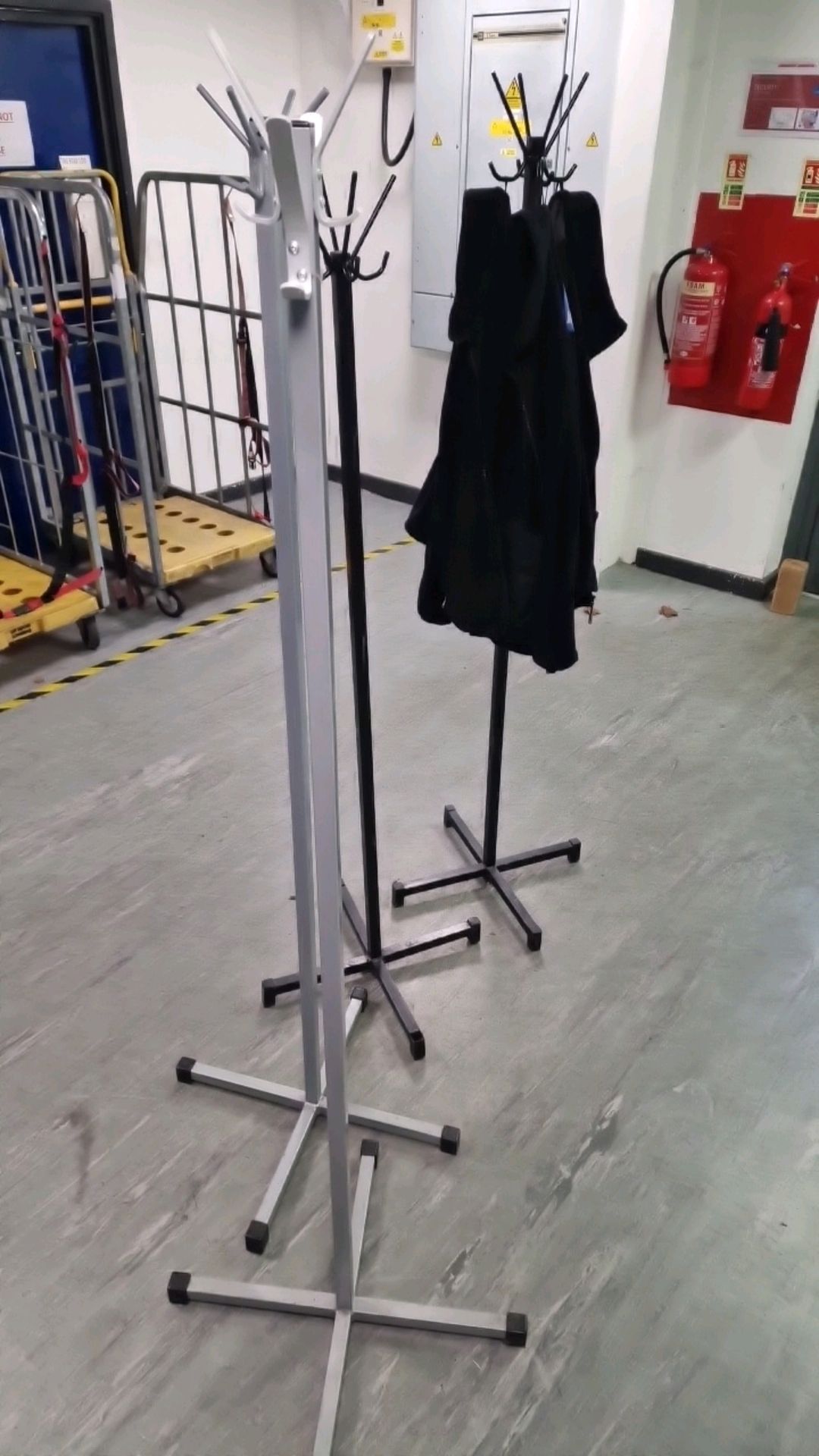 Metal Coat Stands x4 - Image 2 of 3