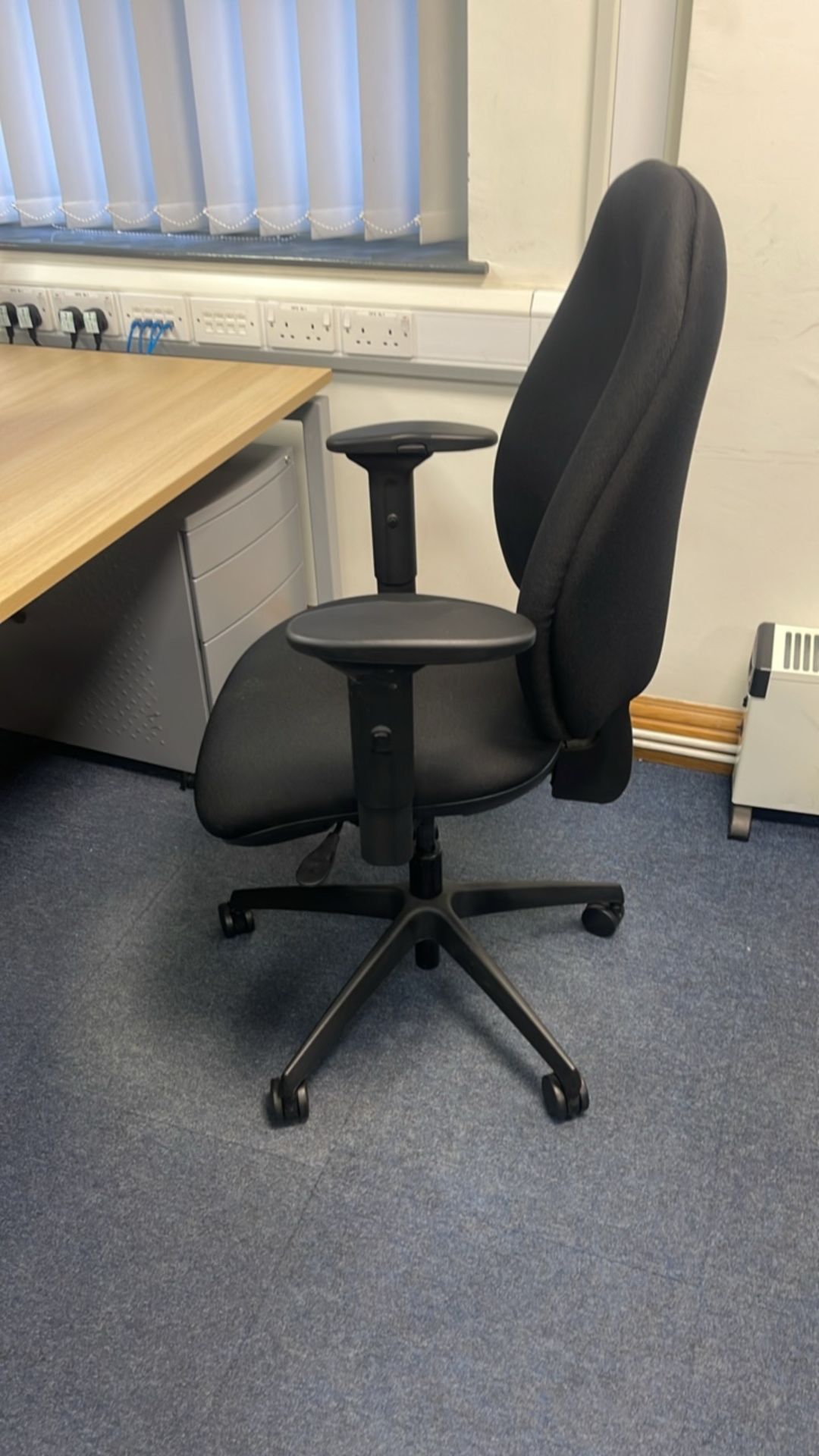 Bank Of 4 Desks With Privacy Dividers & Chairs - Image 7 of 9