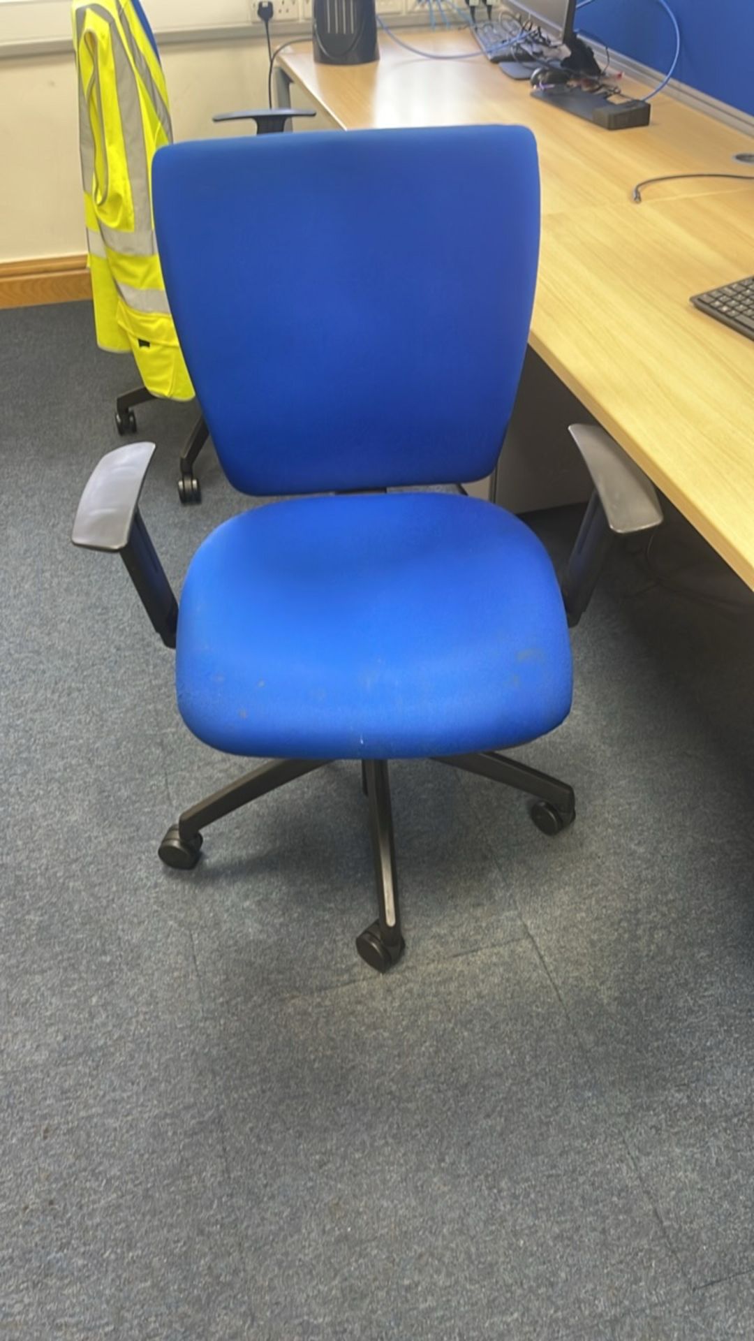 Bank Of 4 Desks With Privacy Dividers & Chairs - Image 5 of 6