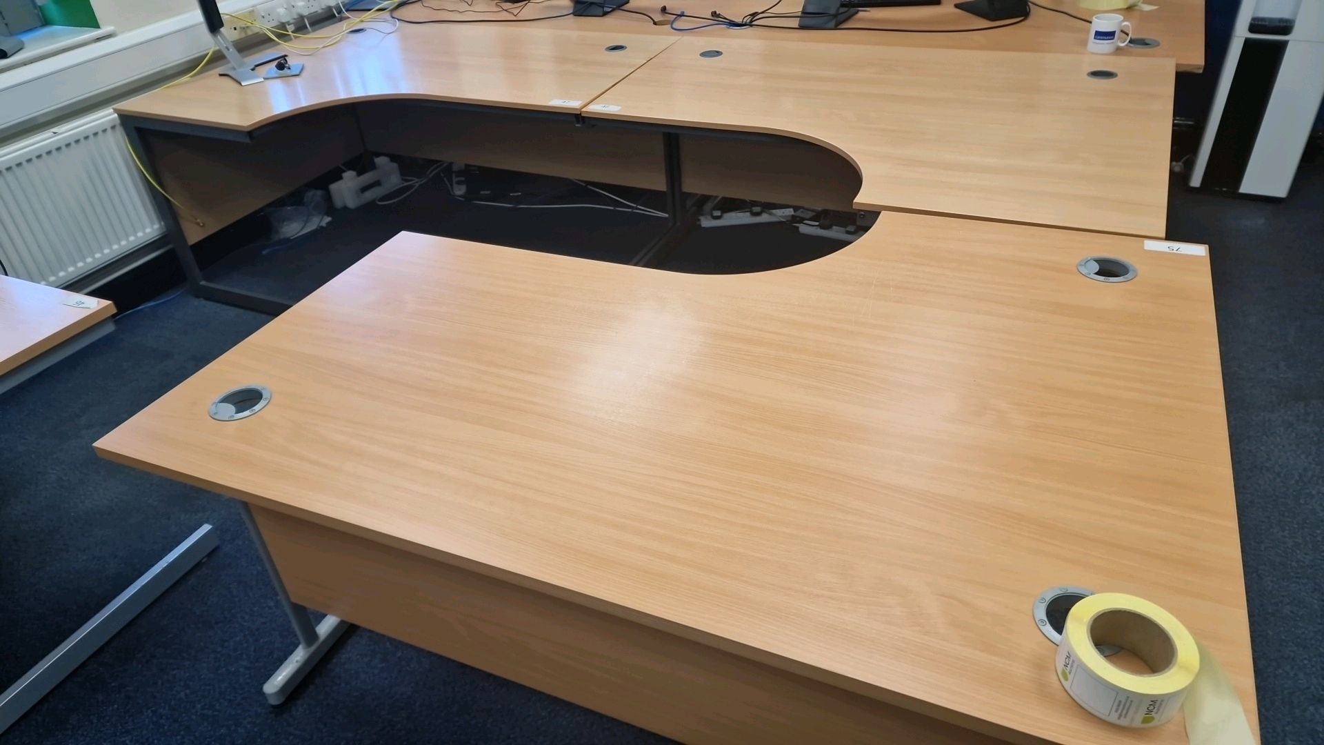 Bank Of 3 Curved Desks - Image 2 of 4