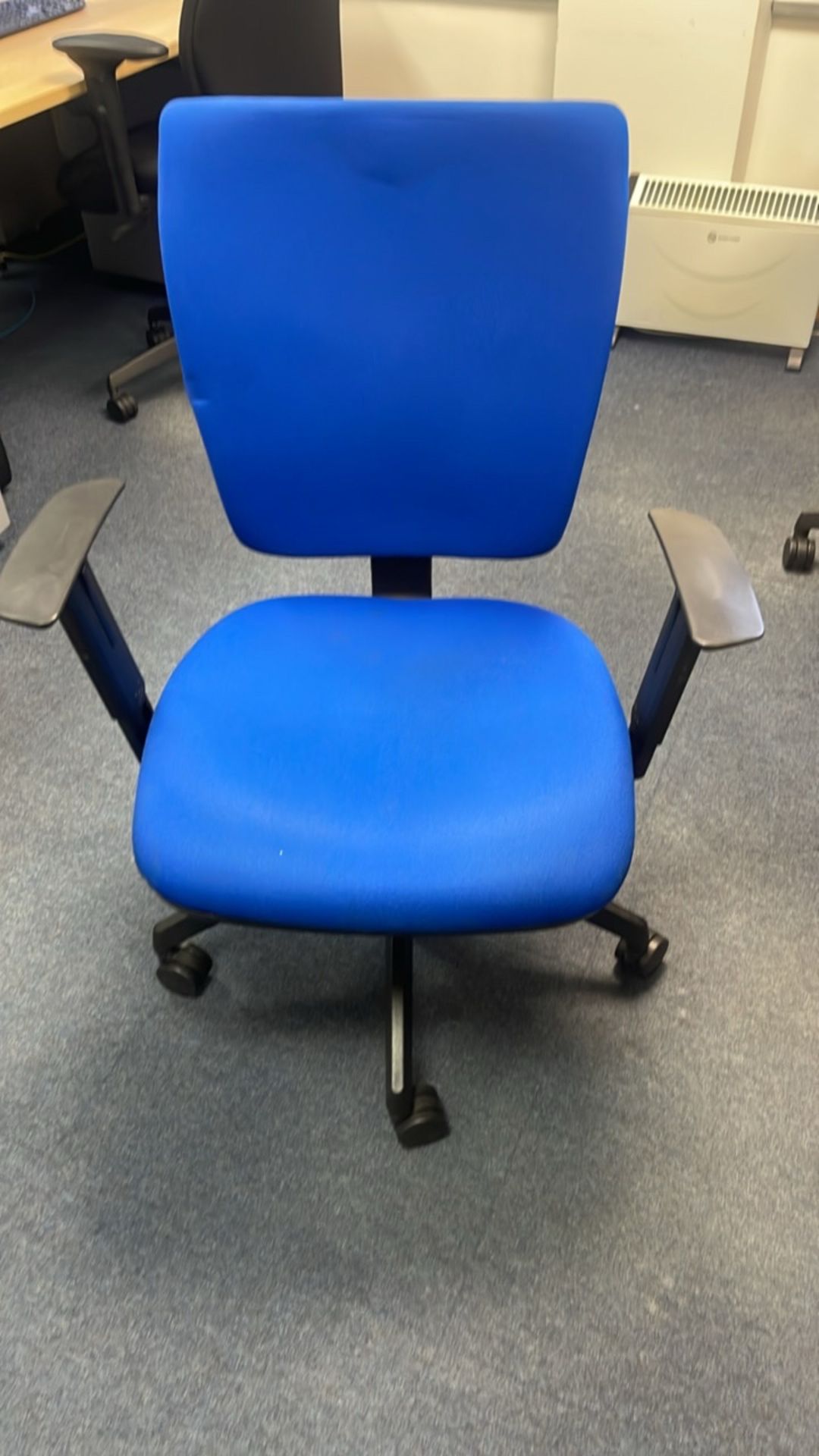 Bank Of 4 Desks With Privacy Dividers & Chairs - Image 5 of 5