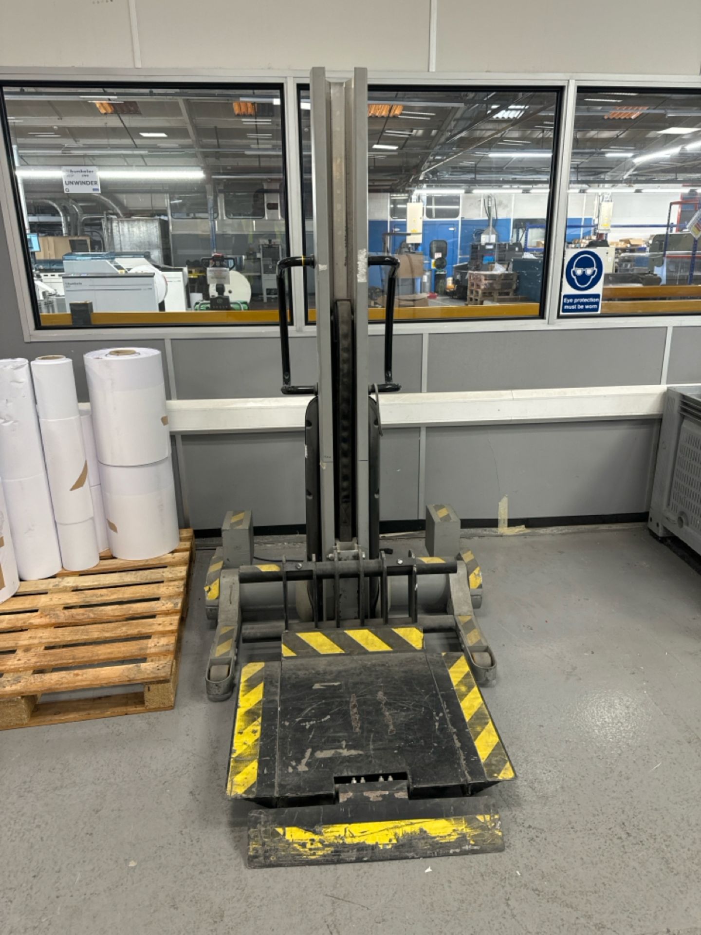 Voyager Electric Handling Lift