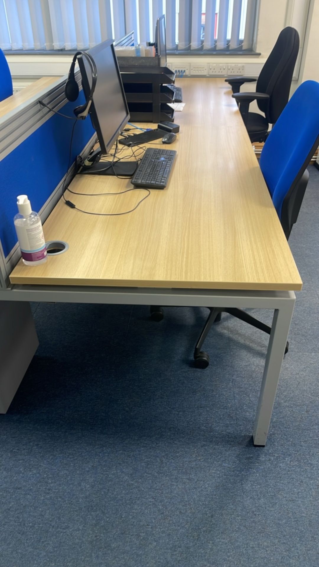 Bank Of 4 Desks With Privacy Dividers & Chairs - Image 2 of 9